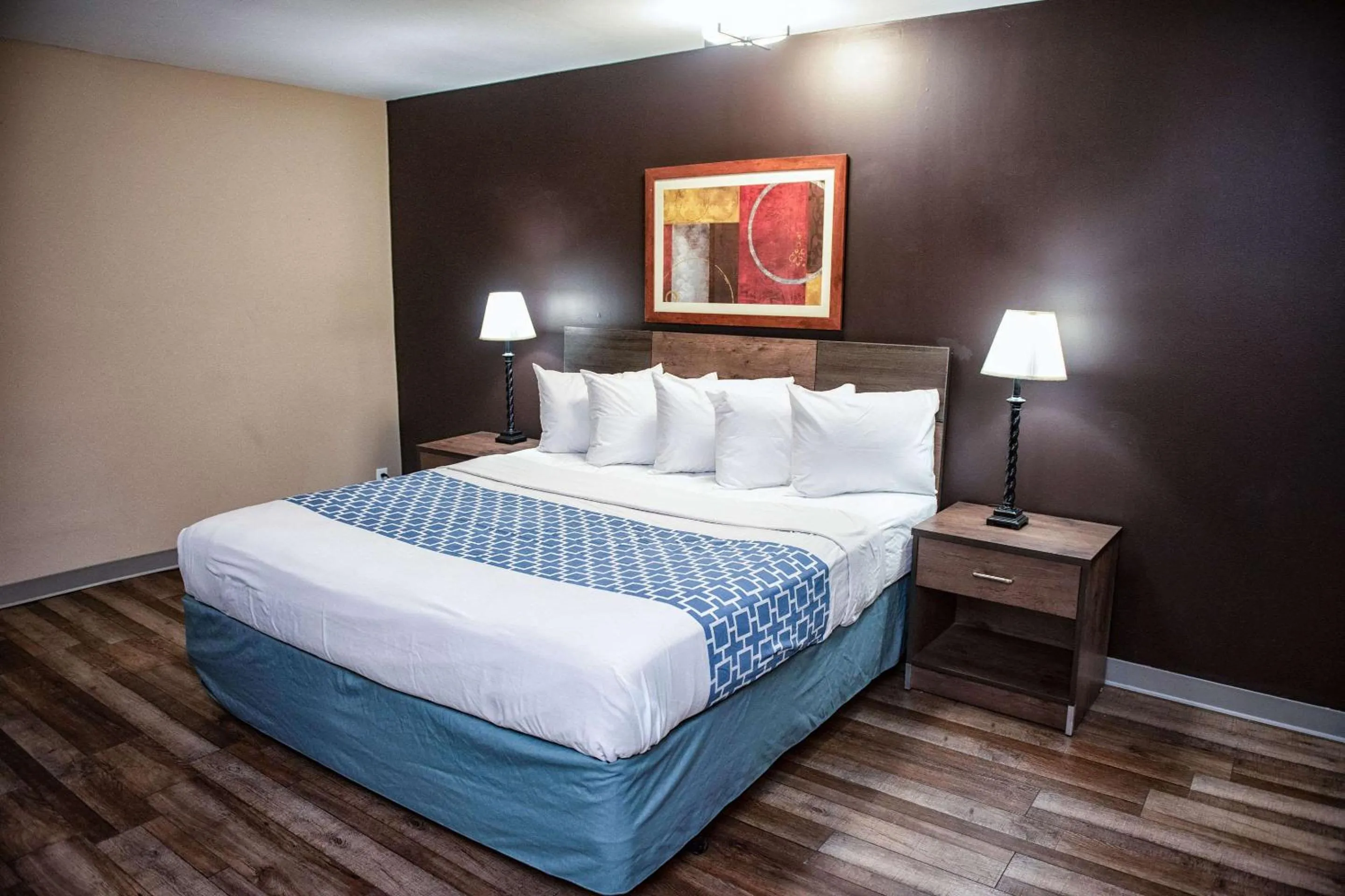 Photo of the whole room, Bed in Suburban Studios Charlotte-Ballantyne