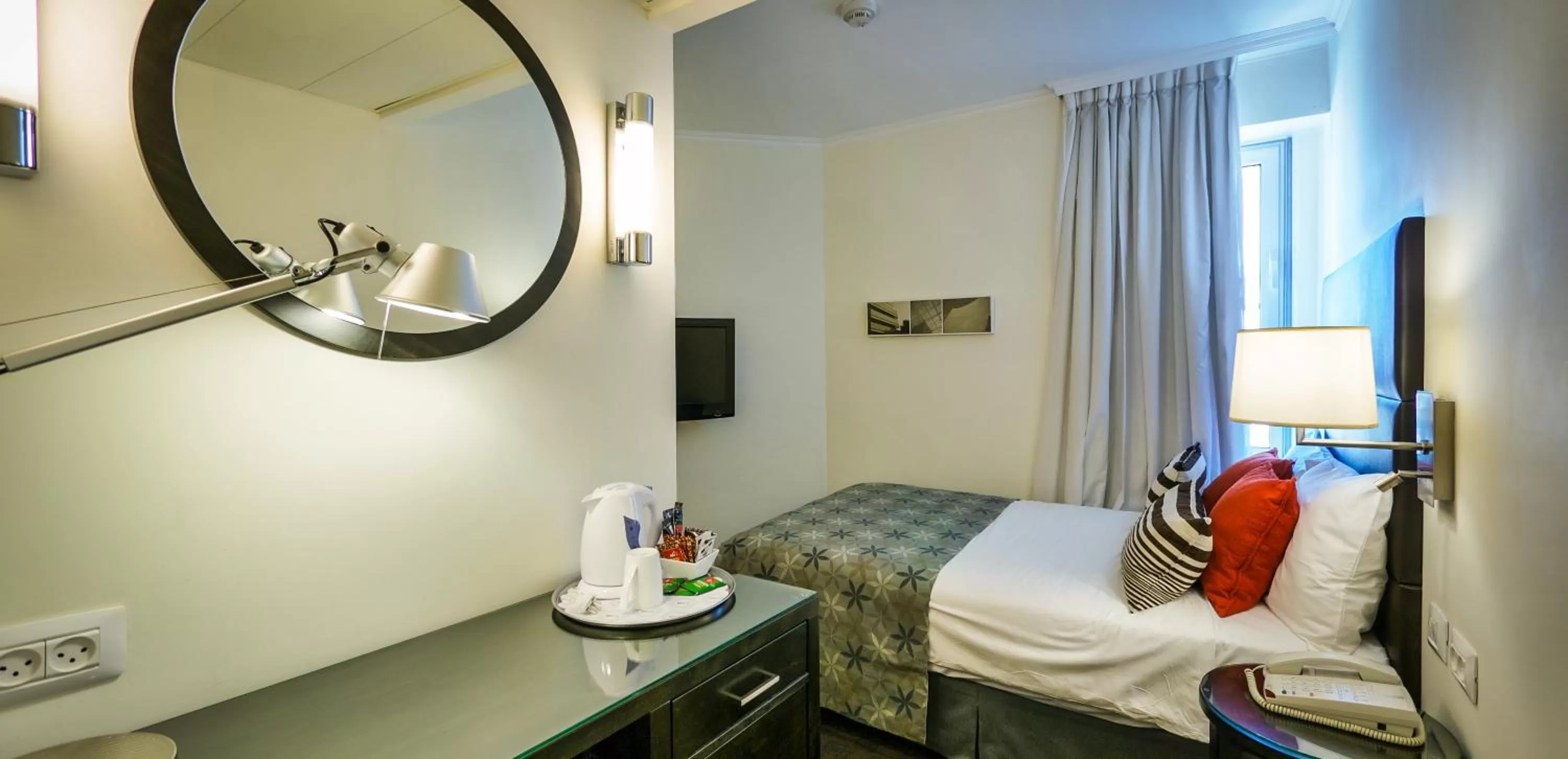 Photo of the whole room, Bed in Metropolitan Hotel