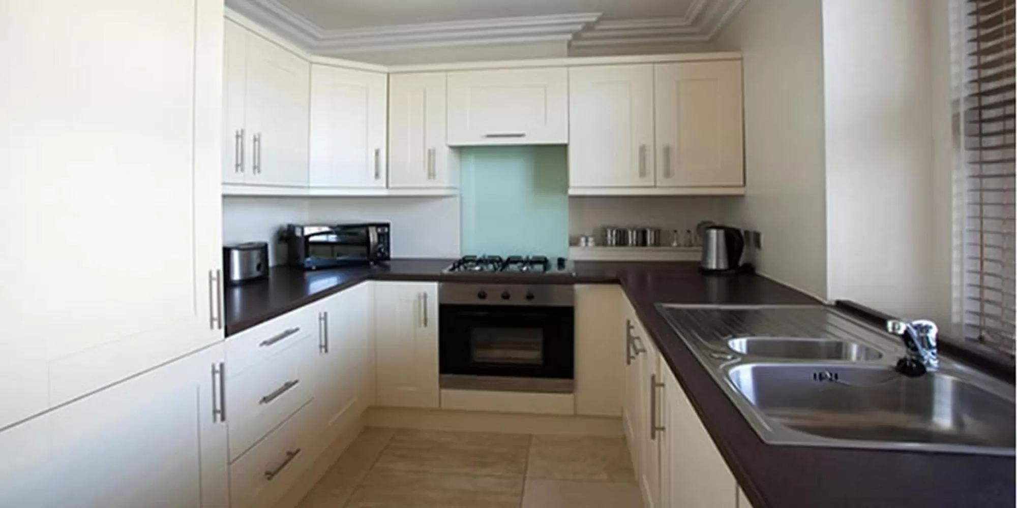 Kitchen or kitchenette in Victoria Mansions Hotel Apartments
