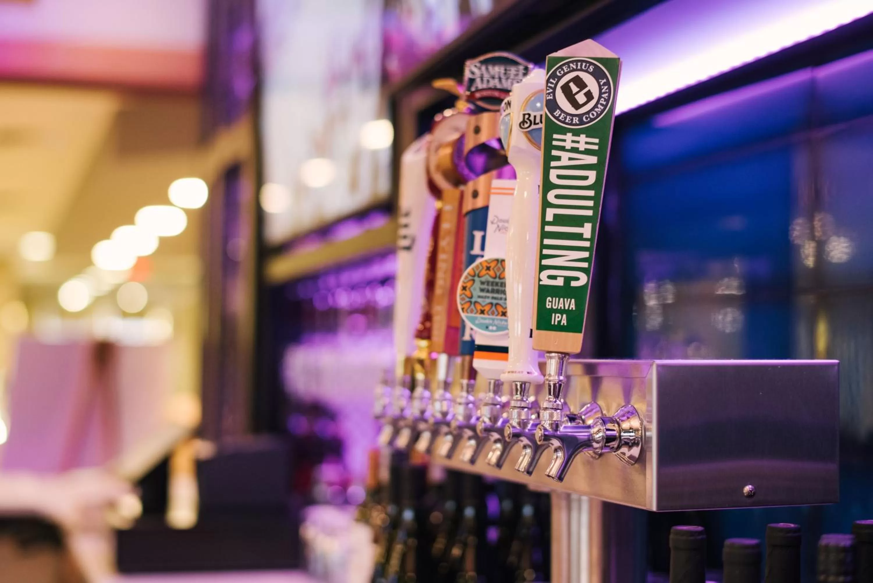 Lounge or bar in Holiday Inn Philadelphia-Cherry Hill by IHG