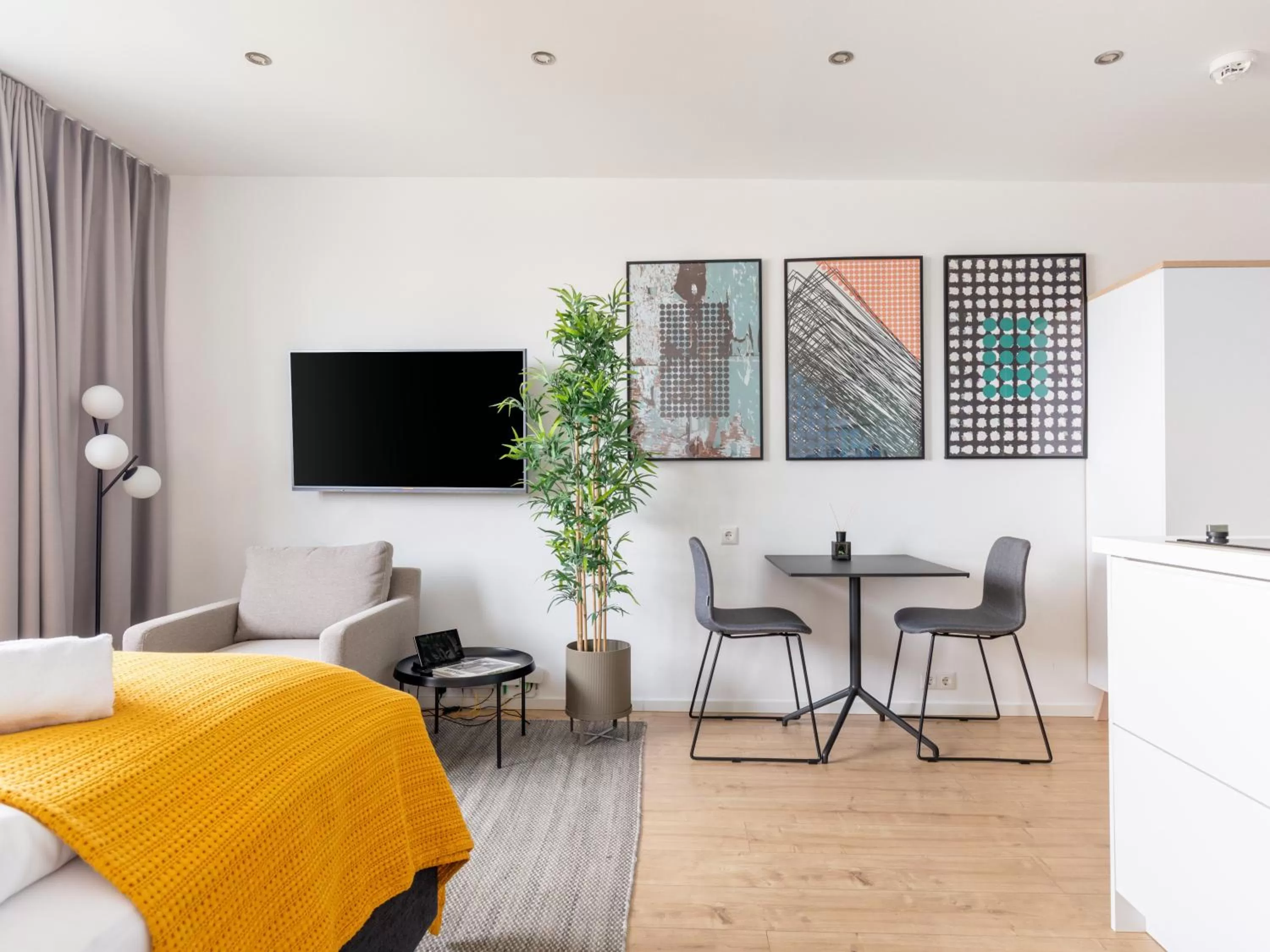 Photo of the whole room in Limehome Darmstadt Wilhelminenstraße - Digital Access