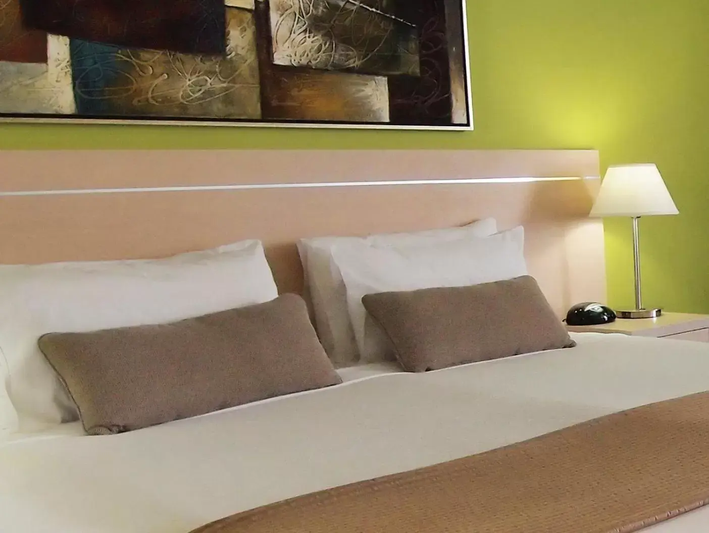 Hotel Room in Oaks Townsville Gateway Suites Hotel Room in Oaks Townsville Gateway Suites