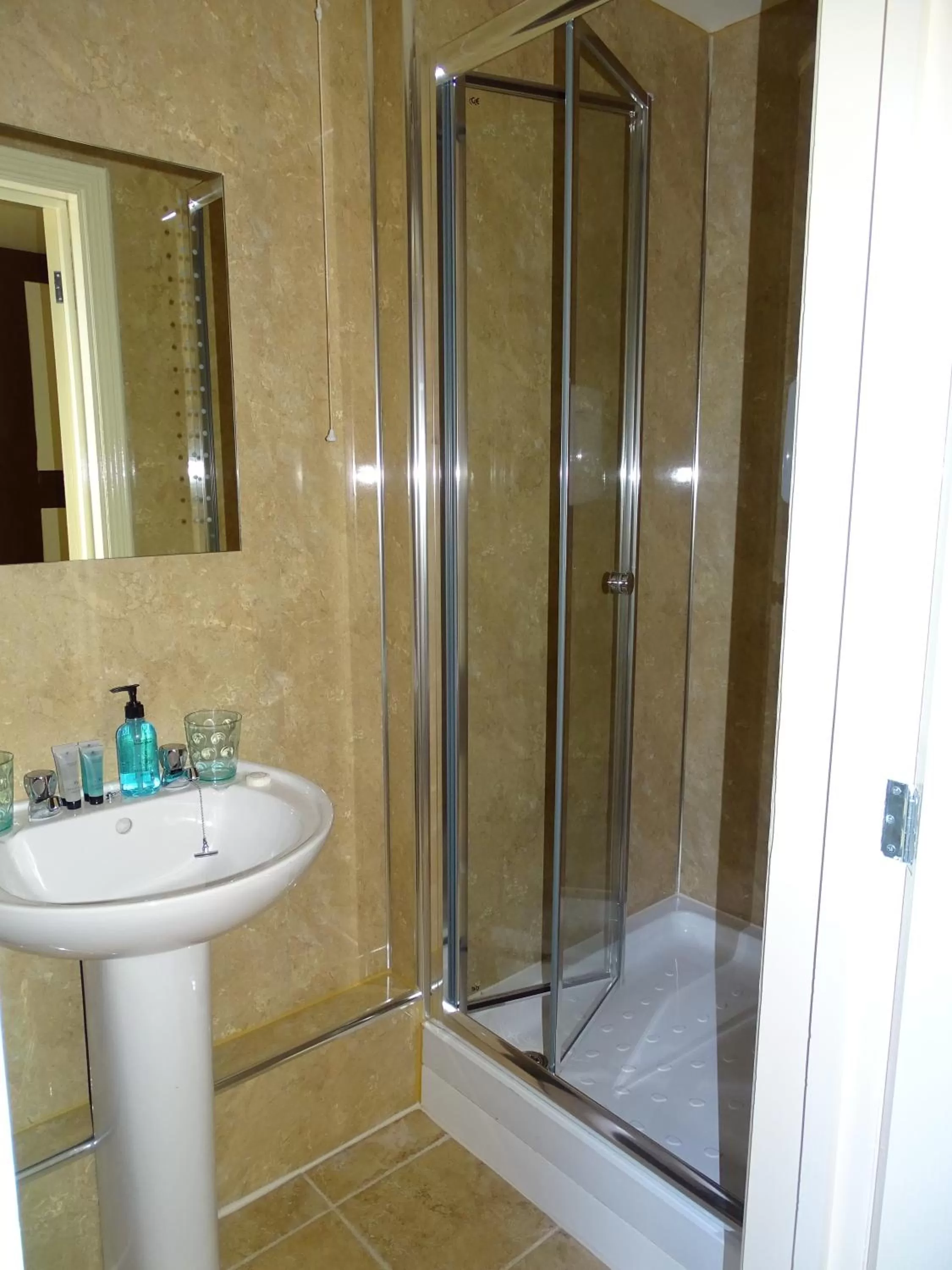 Bathroom in Ellesmere Hotel