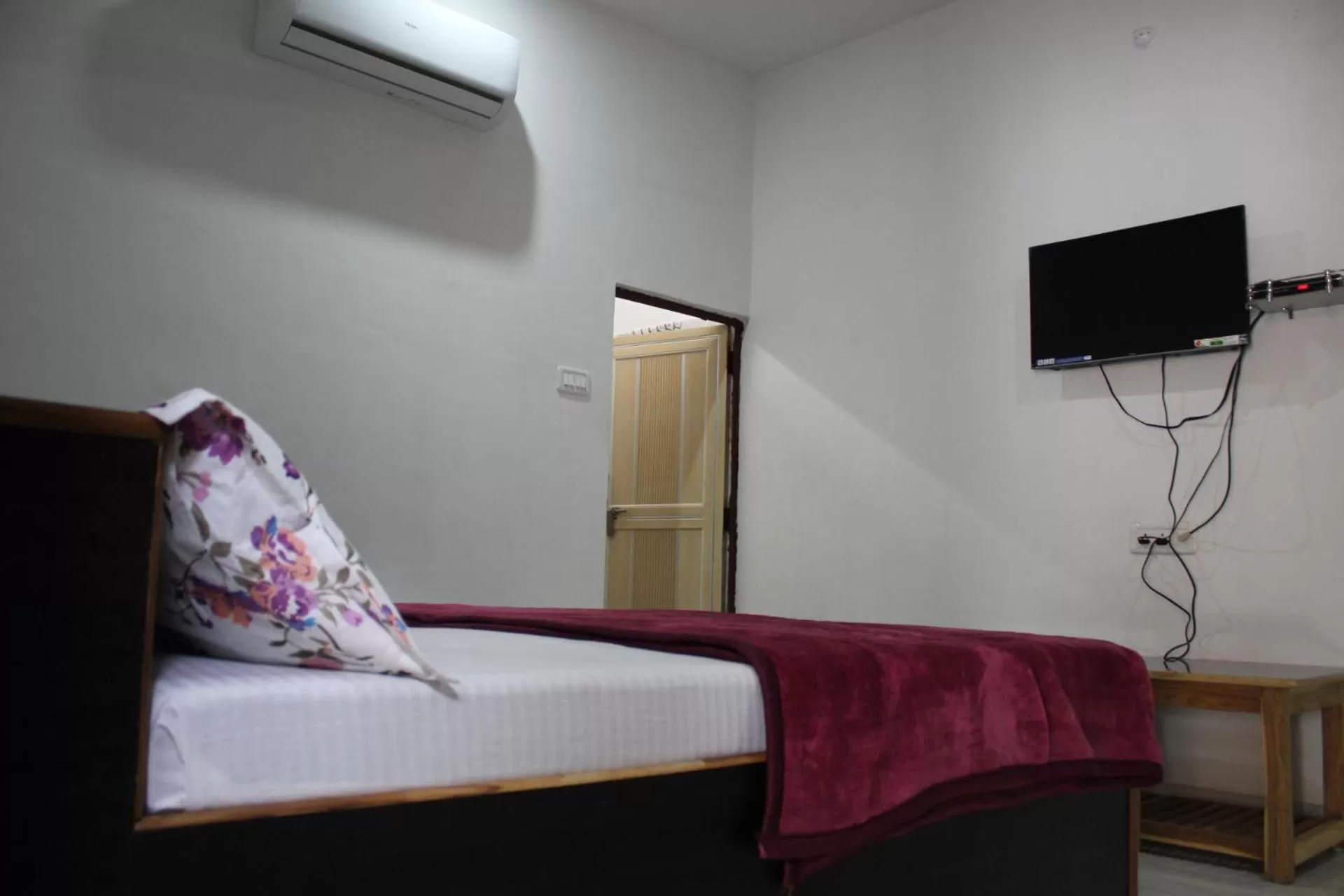 Communal lounge/ TV room, Bed in Hotel Sunset