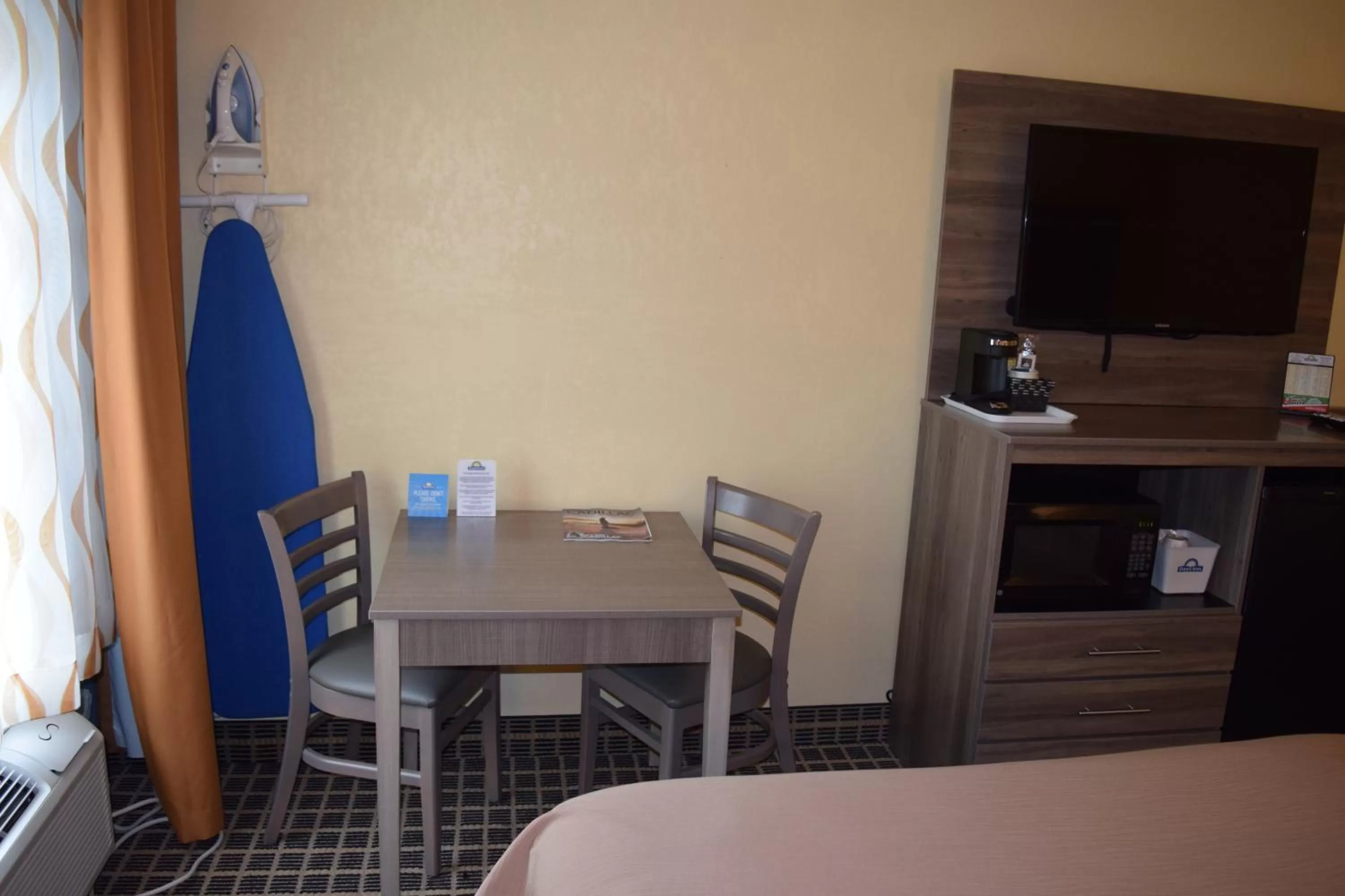 Dining area in Days Inn by Wyndham Cadillac