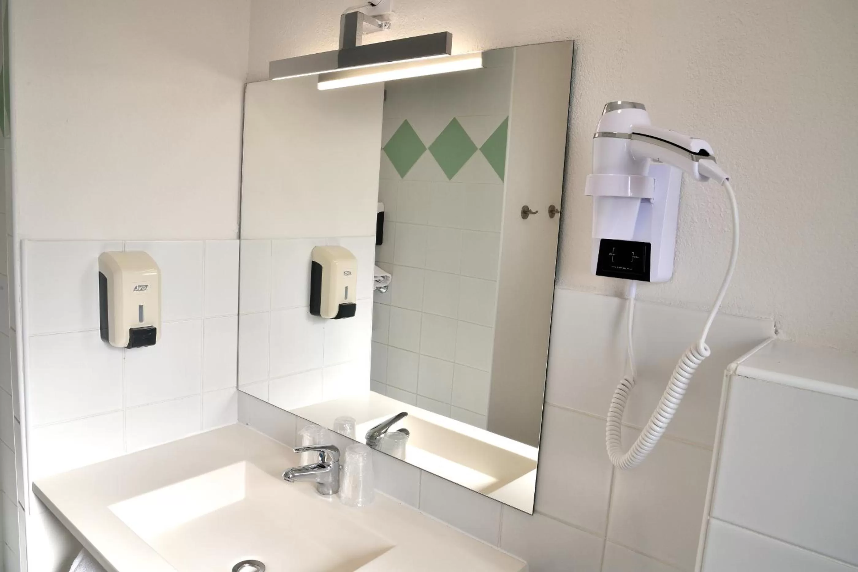 Bathroom in Cit'Hotel Restaurant du Bowling de Millau