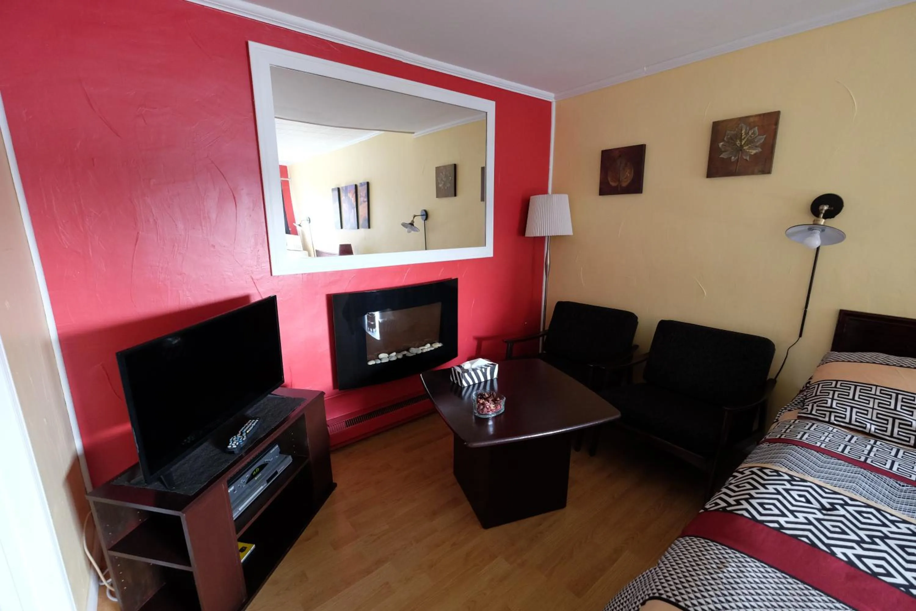 Bed in Motel Canadien