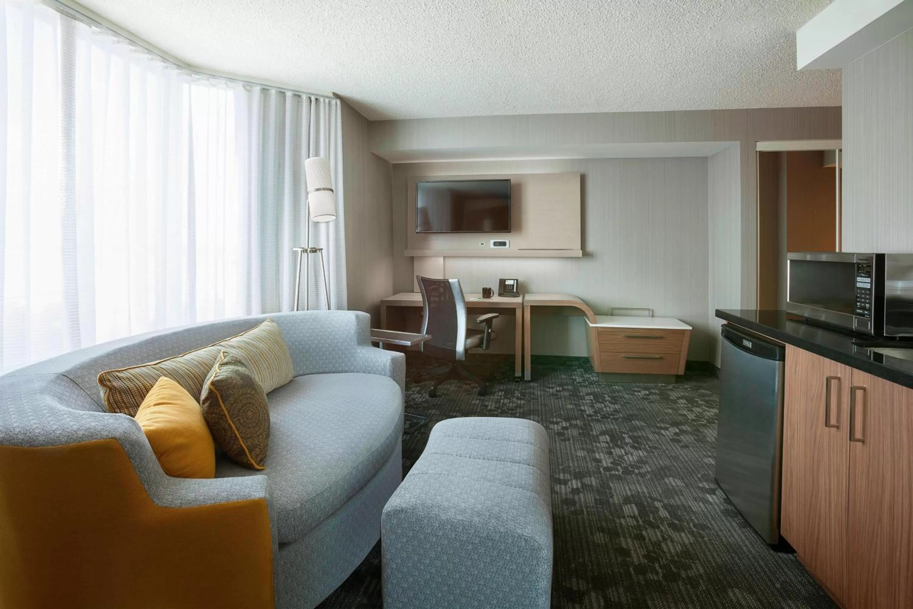 Living room in Courtyard by Marriott Toronto Northeast/Markham