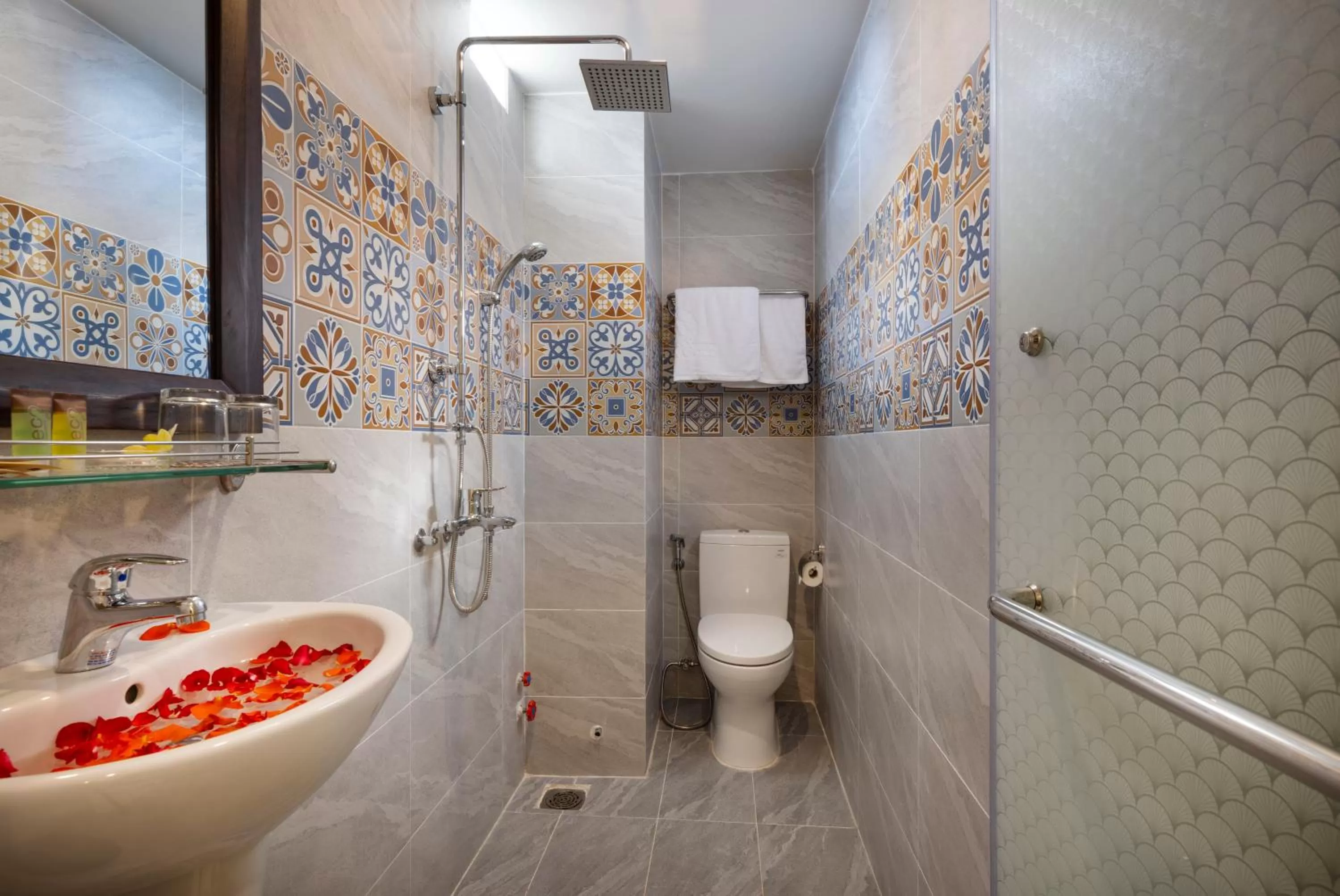 Toilet in Azura Gold Hotel & Apartment