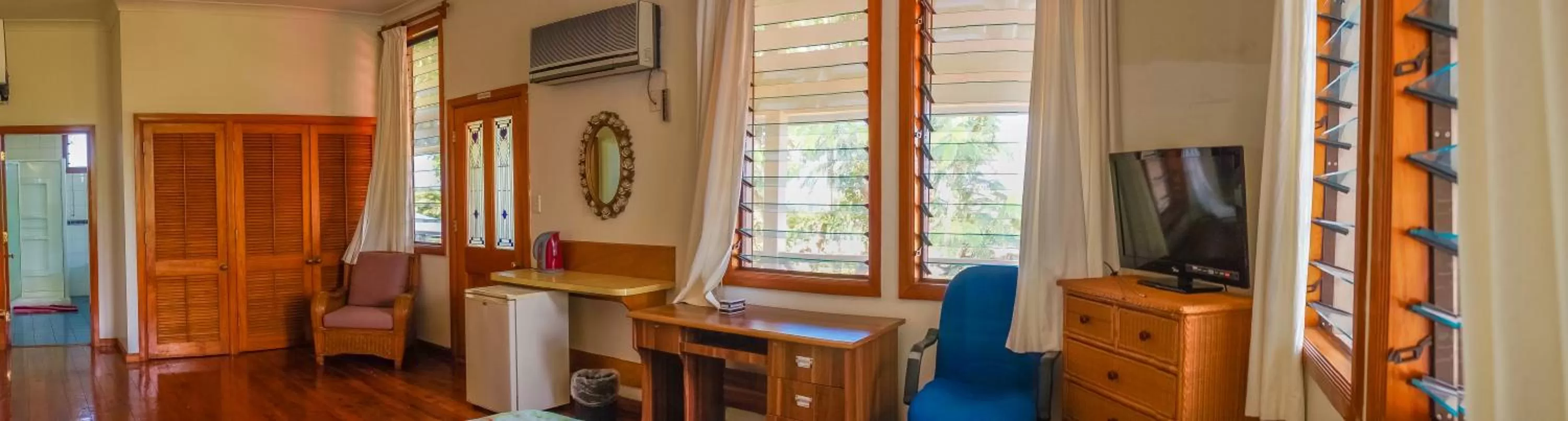 Photo of the whole room, Dining Area in Lynn's Getaway Hotel