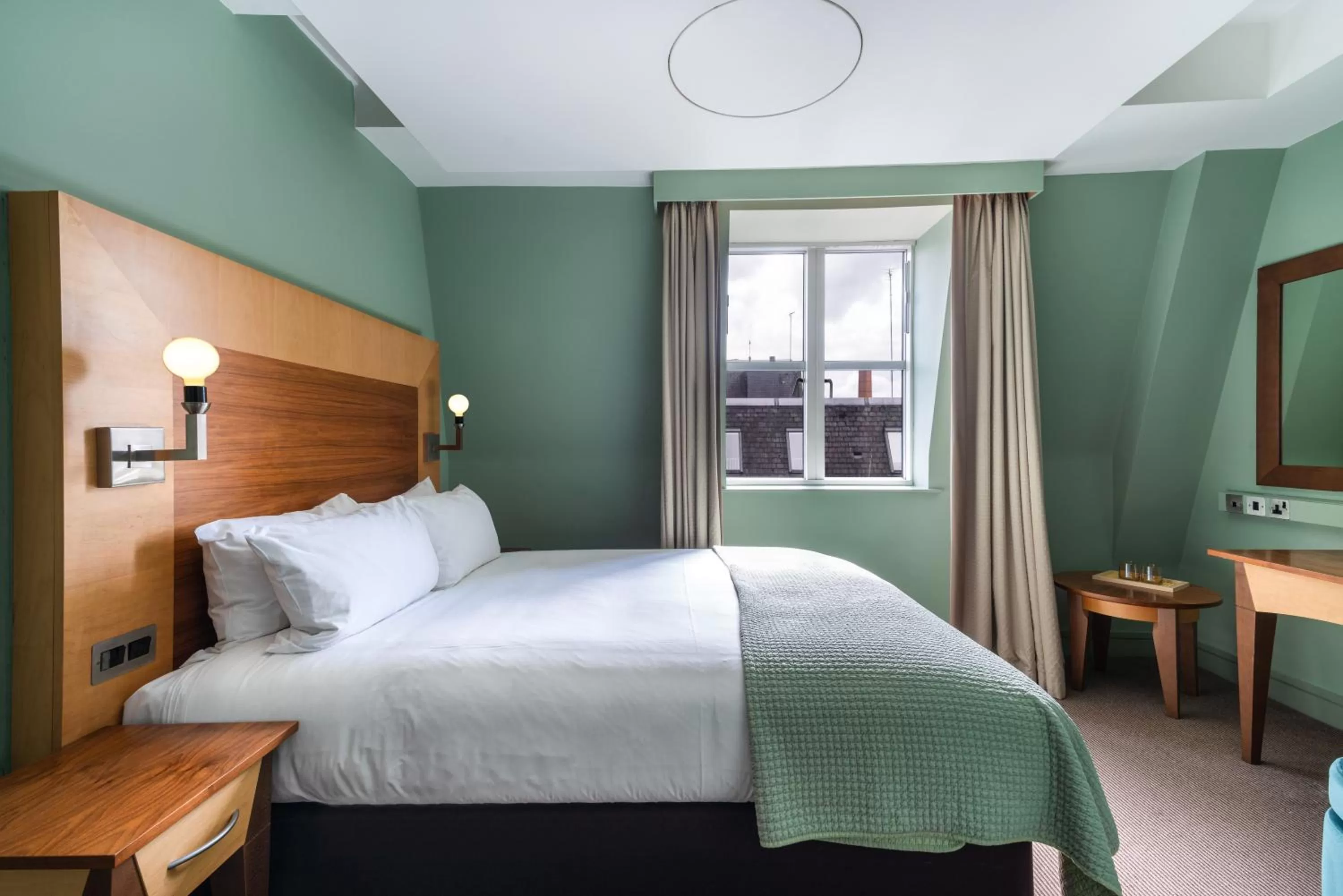 Photo of the whole room, Bed in The Alan