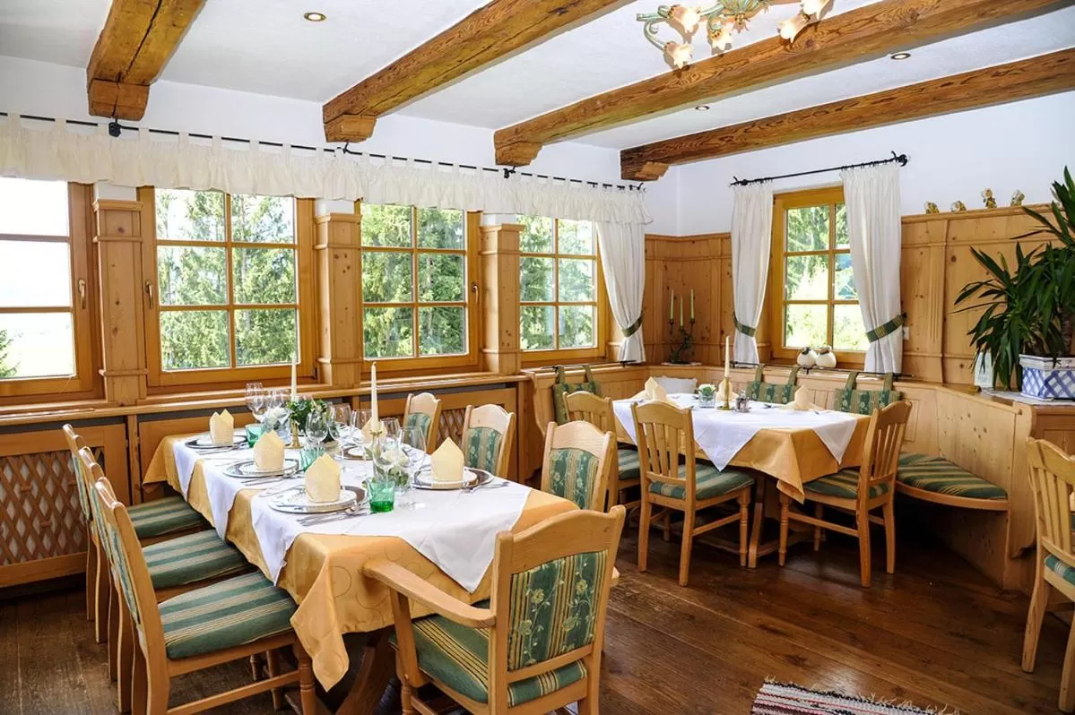 Restaurant/places to eat in Hotel Häuserl im Wald