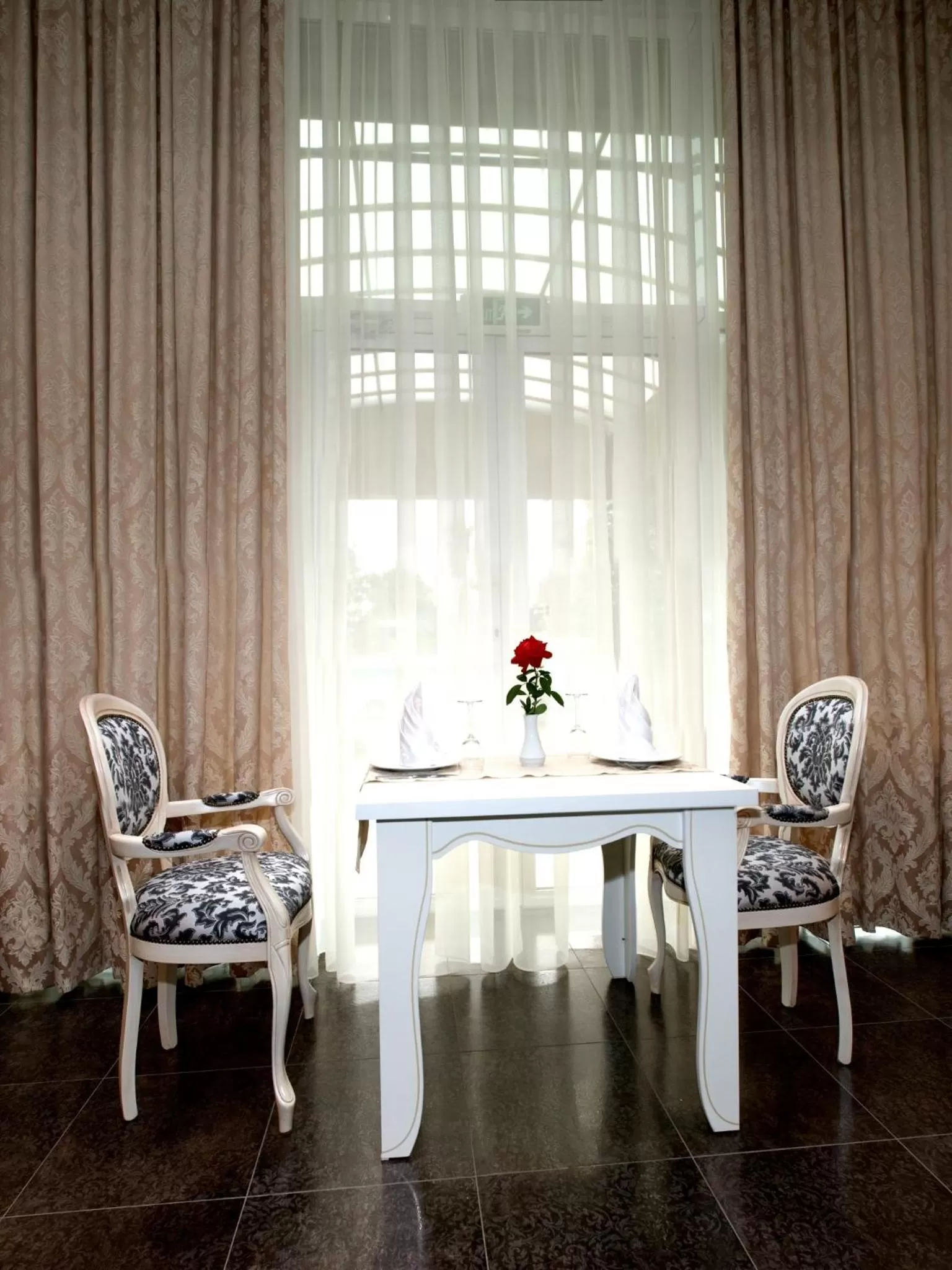 Restaurant/places to eat in Manhattan Hotel & Restaurant