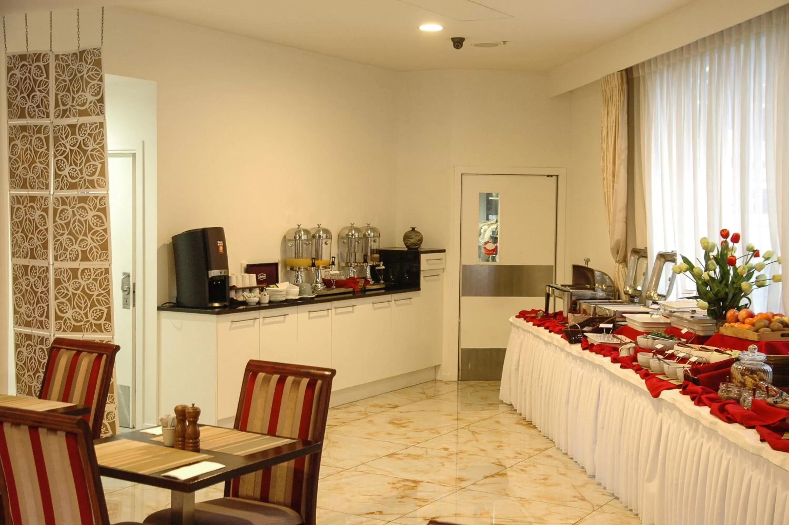 Restaurant/places to eat in VR Queen Street Hotel & Suites