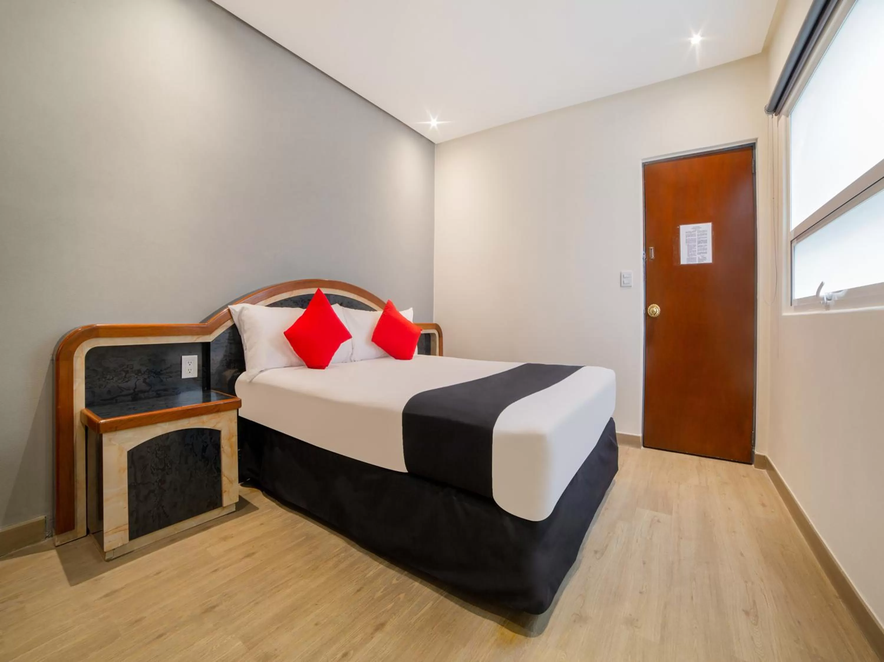 Bedroom, Bed in Hotel Monarca