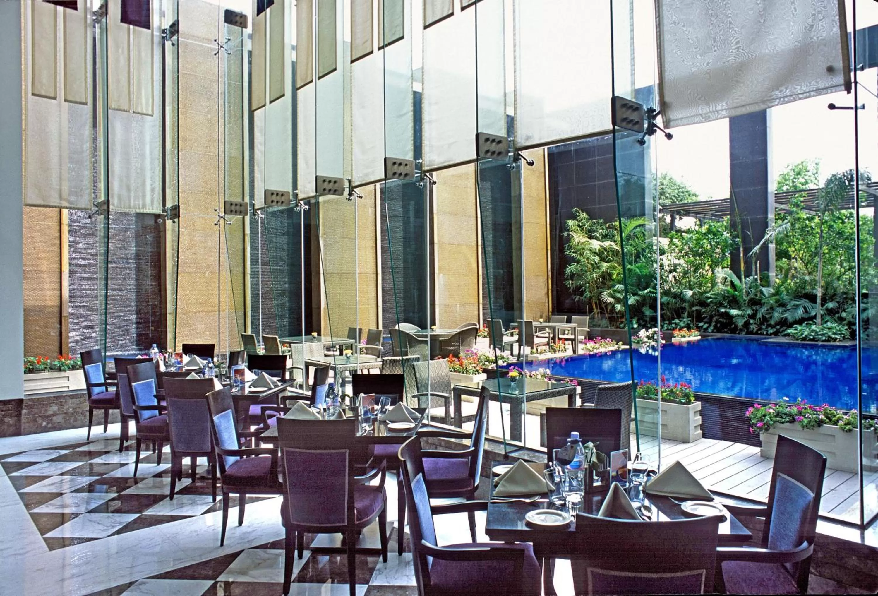 Restaurant/places to eat in Radisson Noida