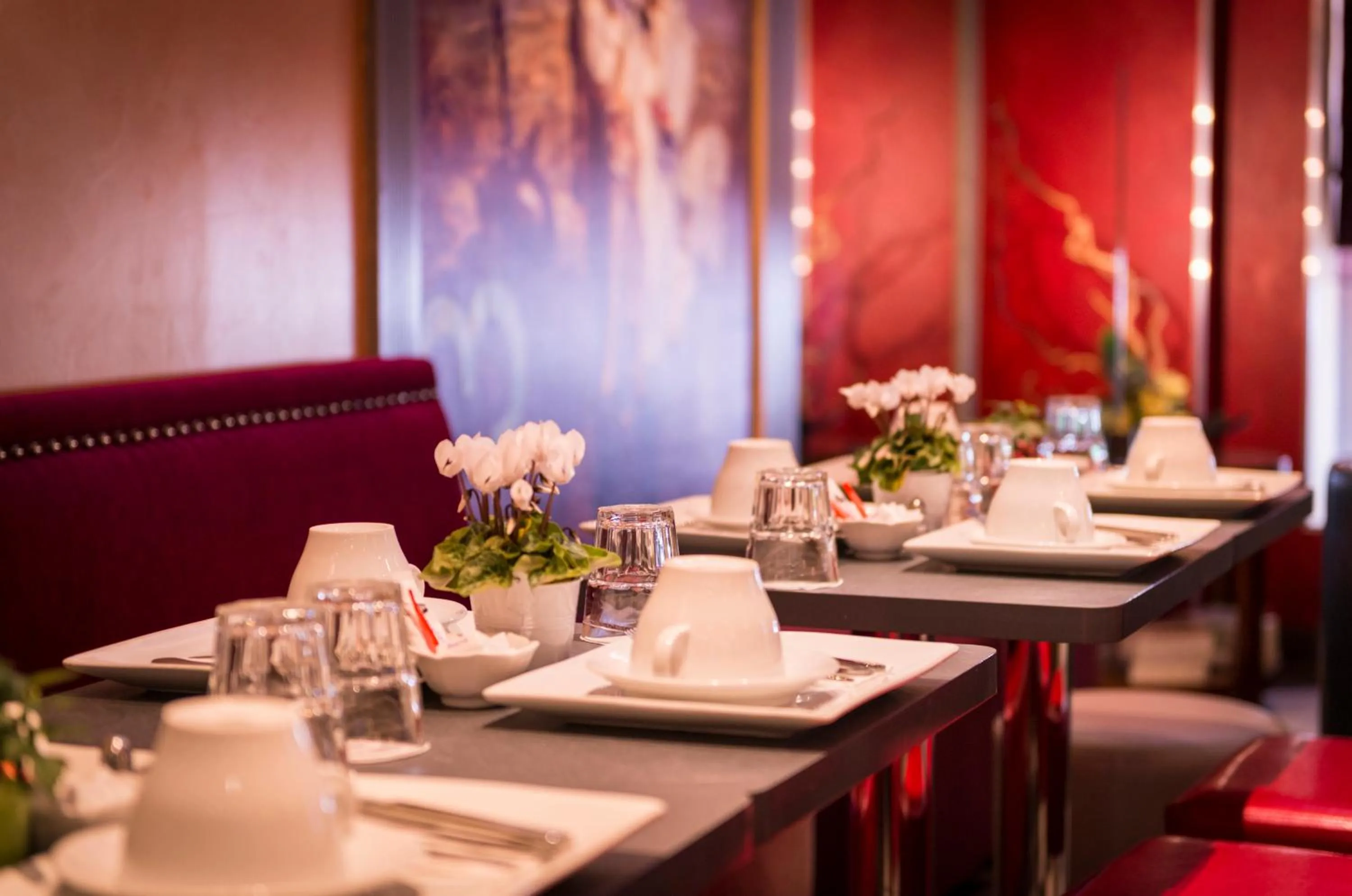 Restaurant/places to eat in Hotel Monceau Wagram