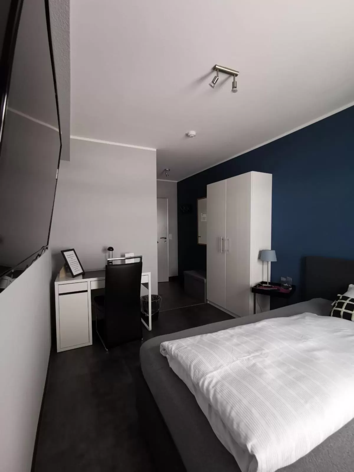 Photo of the whole room, Bed in Hotel Come In