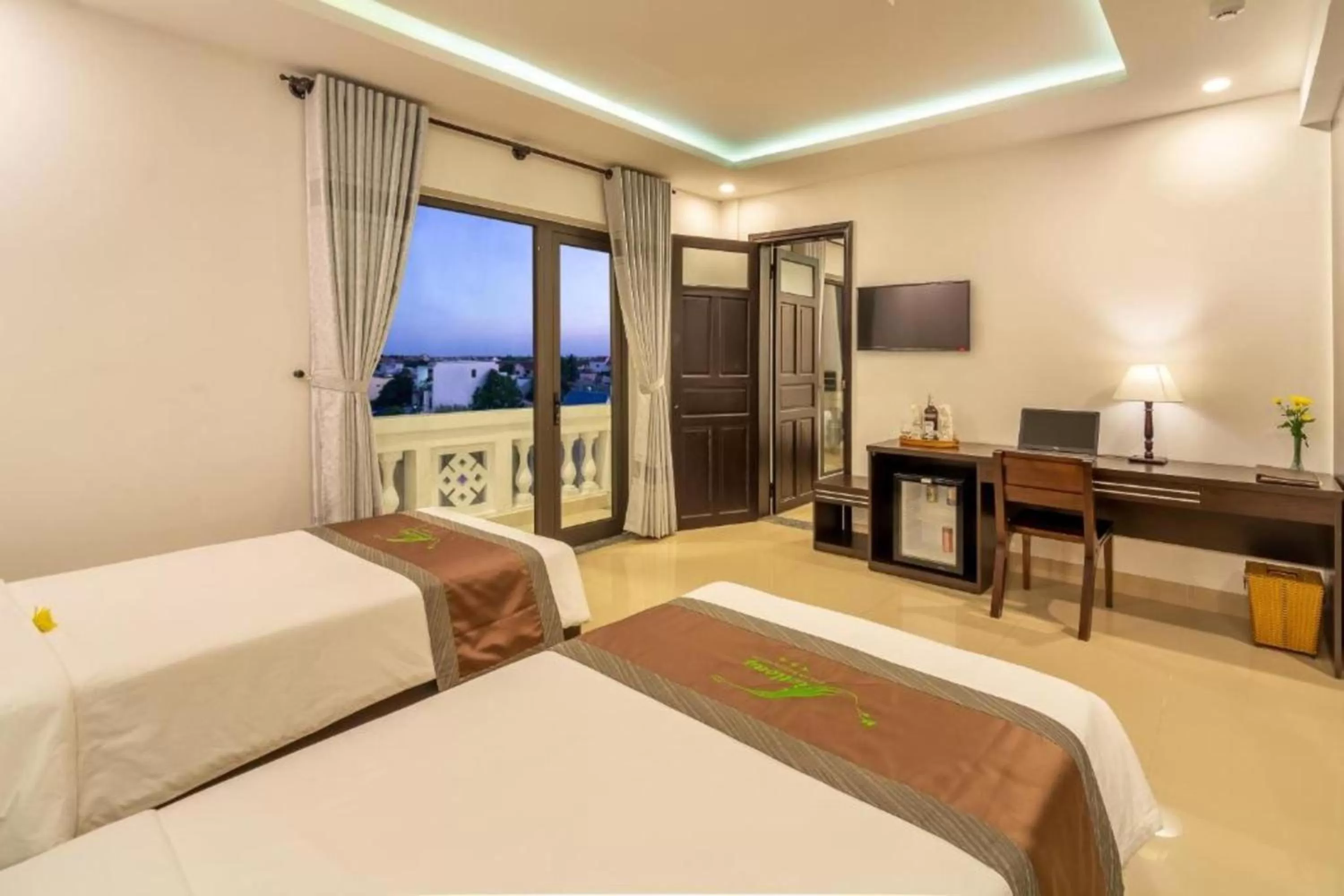 Twin Room with Balcony in Hotel Front Beach