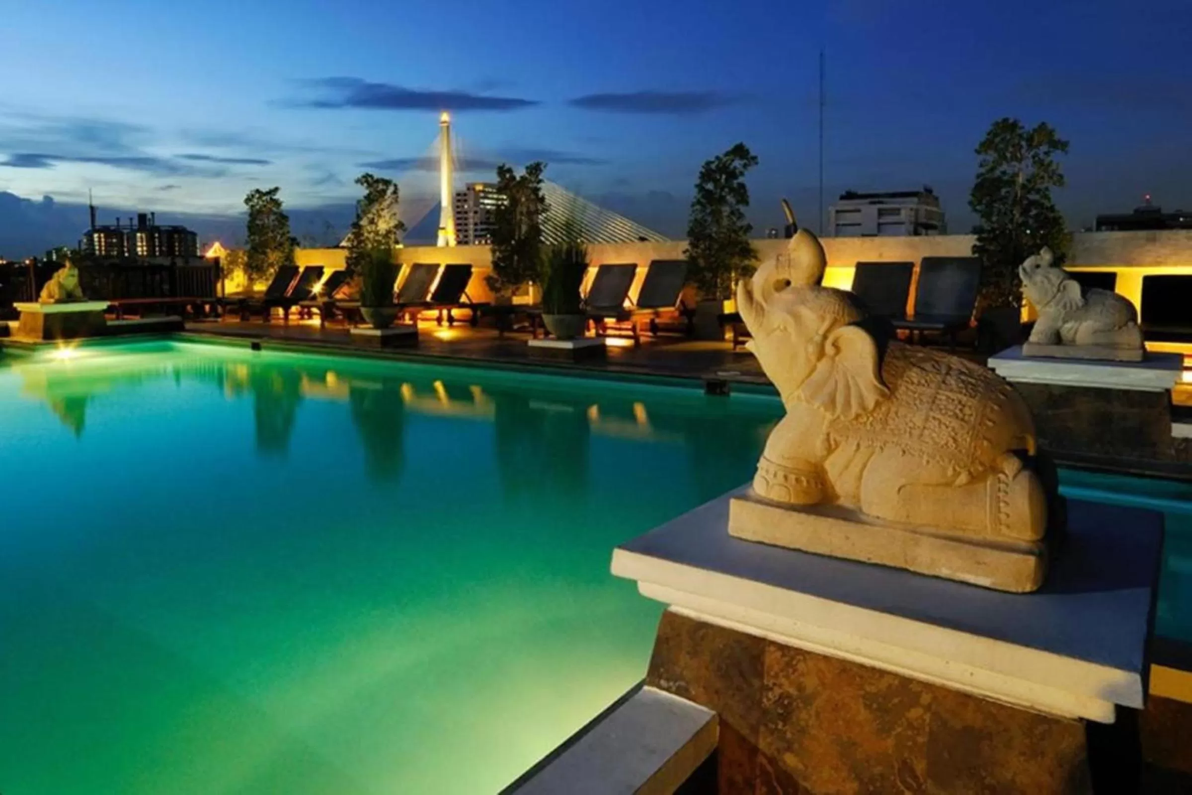 Night in Rambuttri Village Plaza