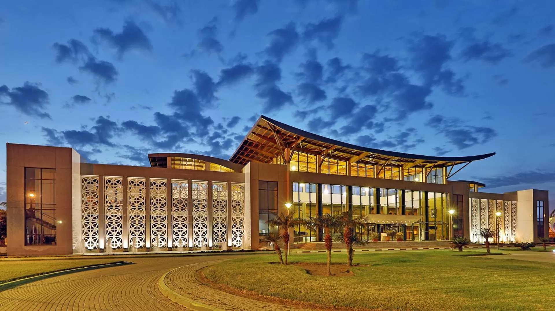 Banquet/Function facilities in L' Amphitrite Palace Beach Resort & Spa