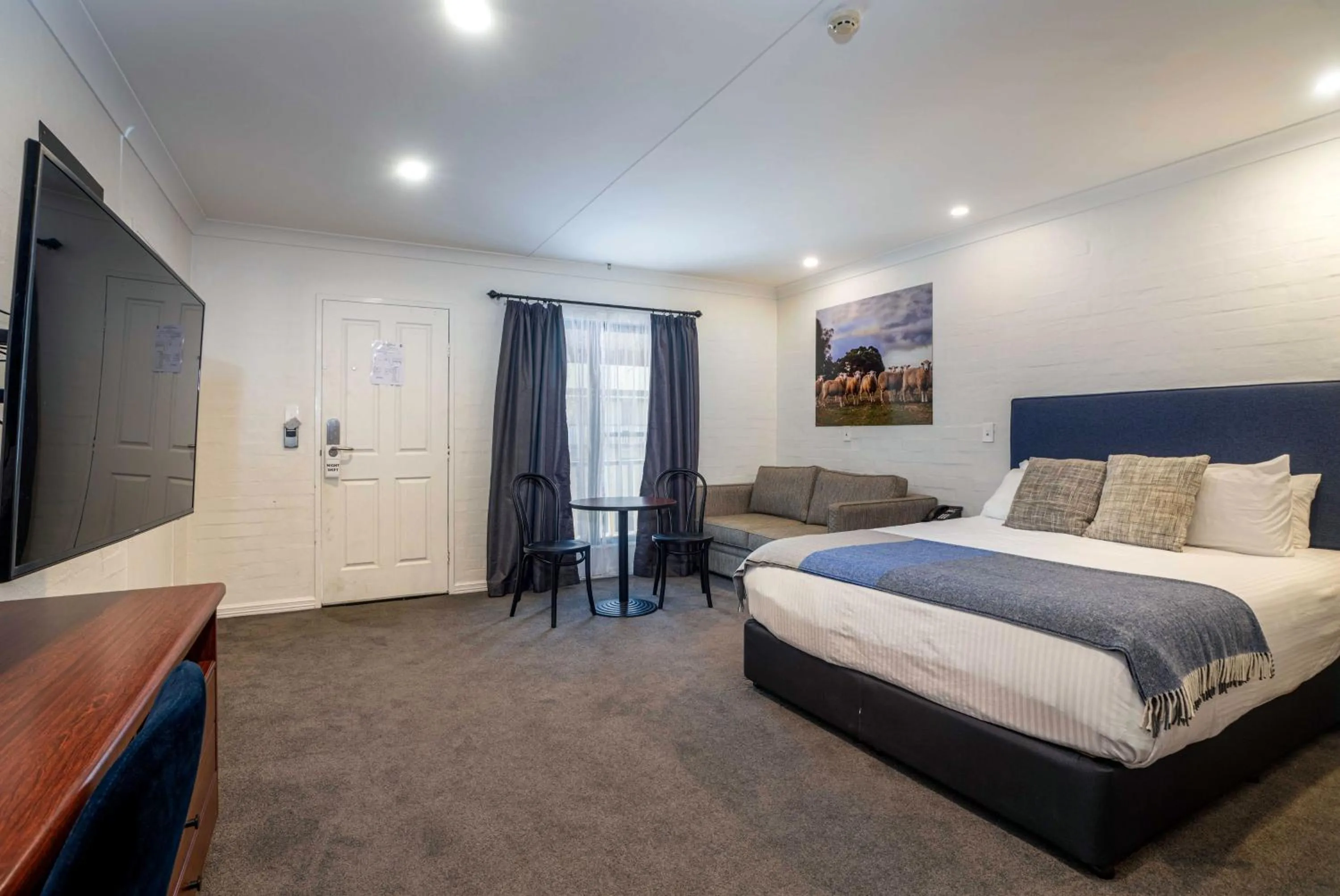 Photo of the whole room, Bed in Town Square Motel