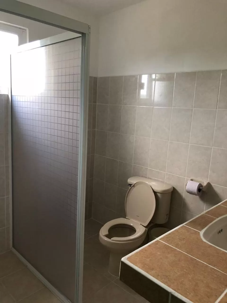 Bathroom in Airport Sleepy Inn