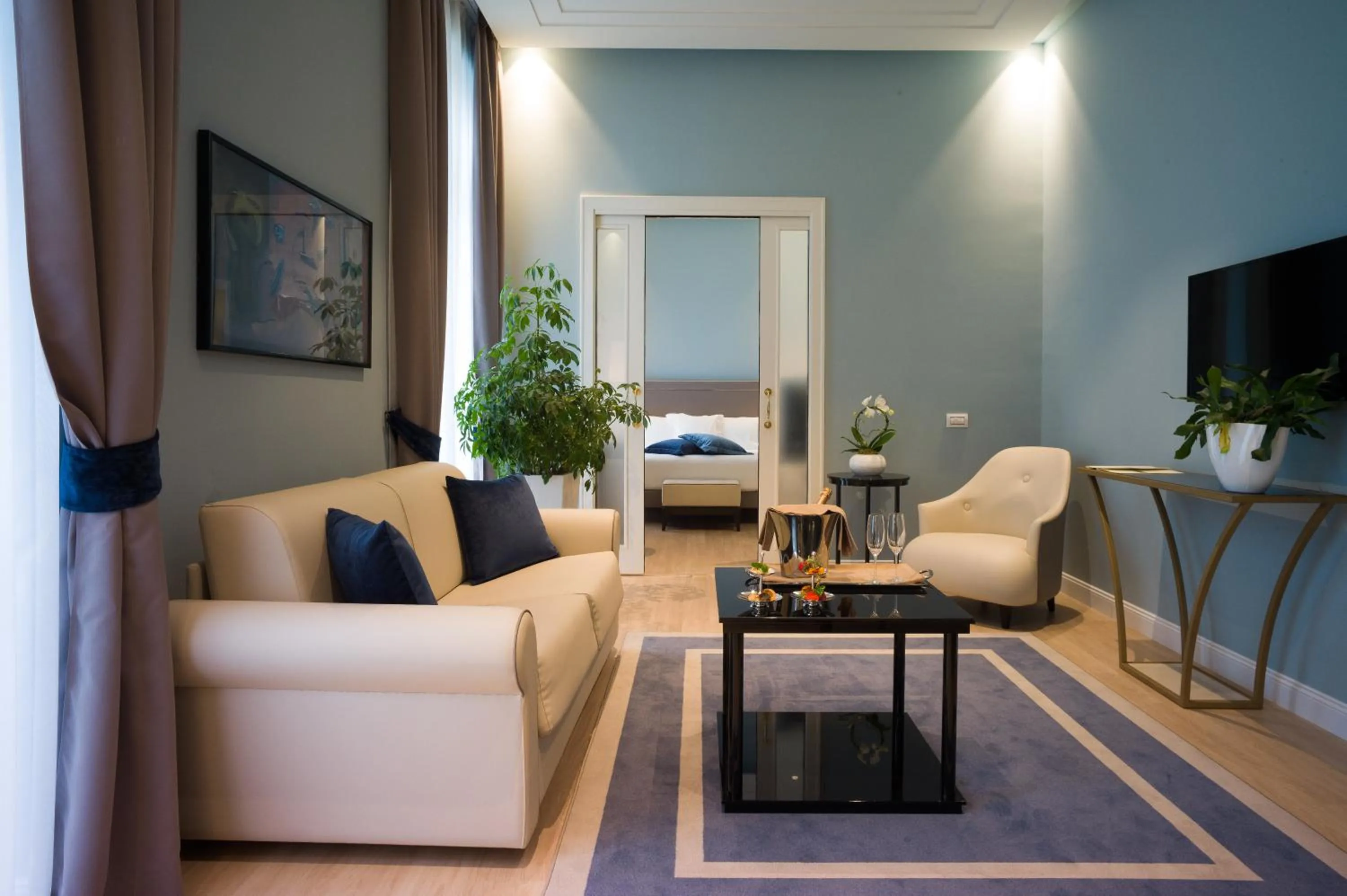 Living room, Bed in Turin Palace Hotel