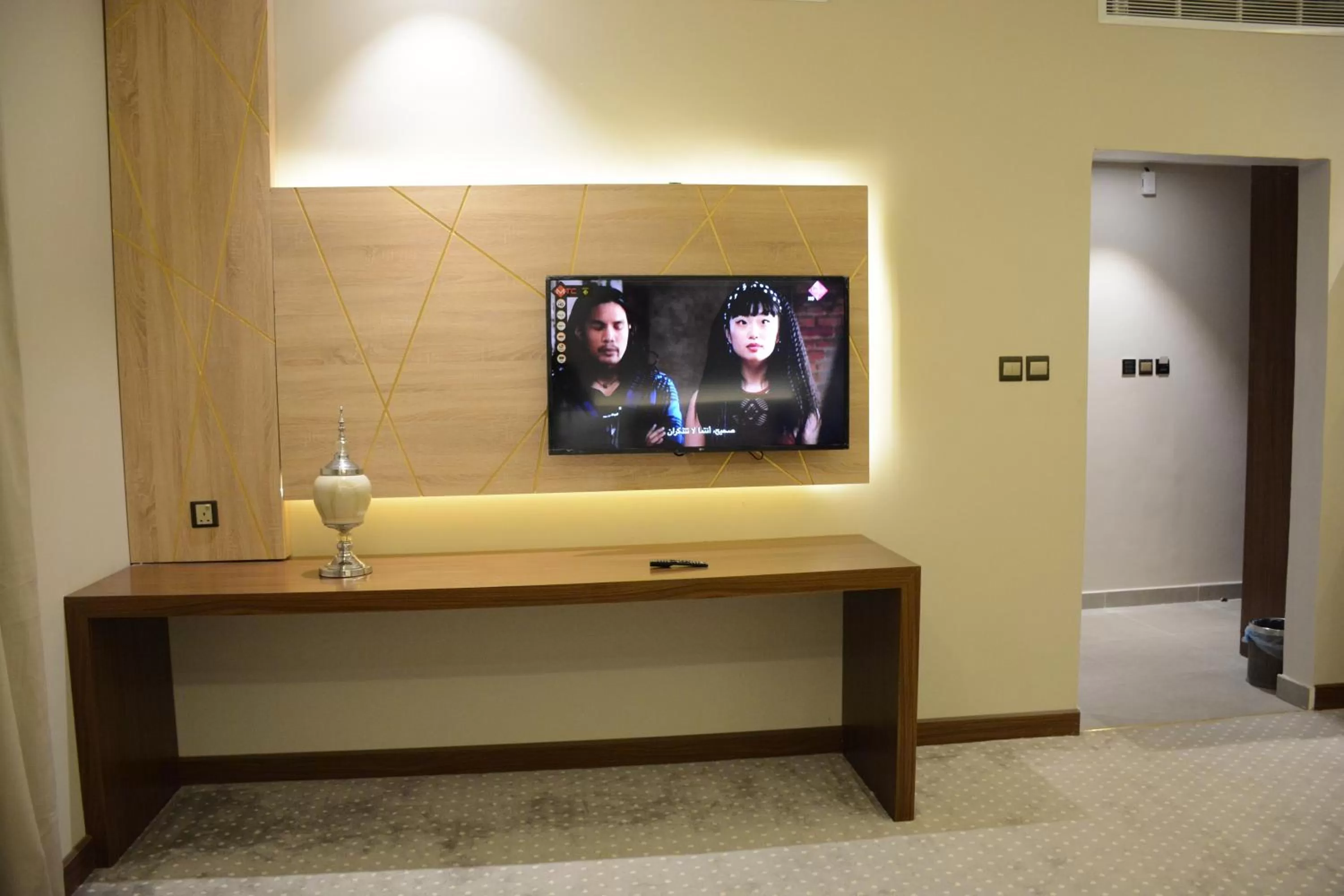 Communal lounge/ TV room, TV/Entertainment Center in E1 Hotel