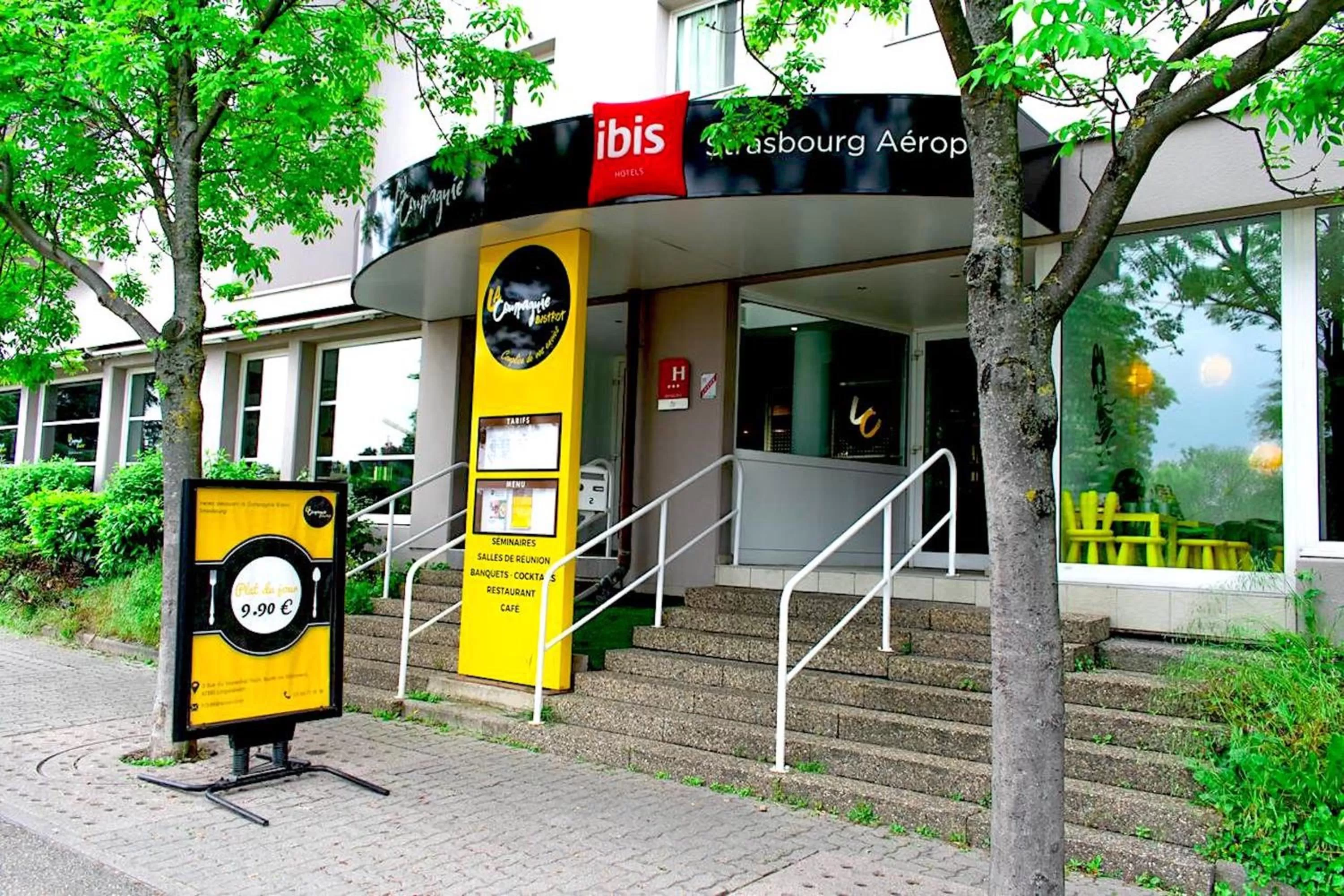 Facade/entrance in ibis Strasbourg Aéroport Le Zénith