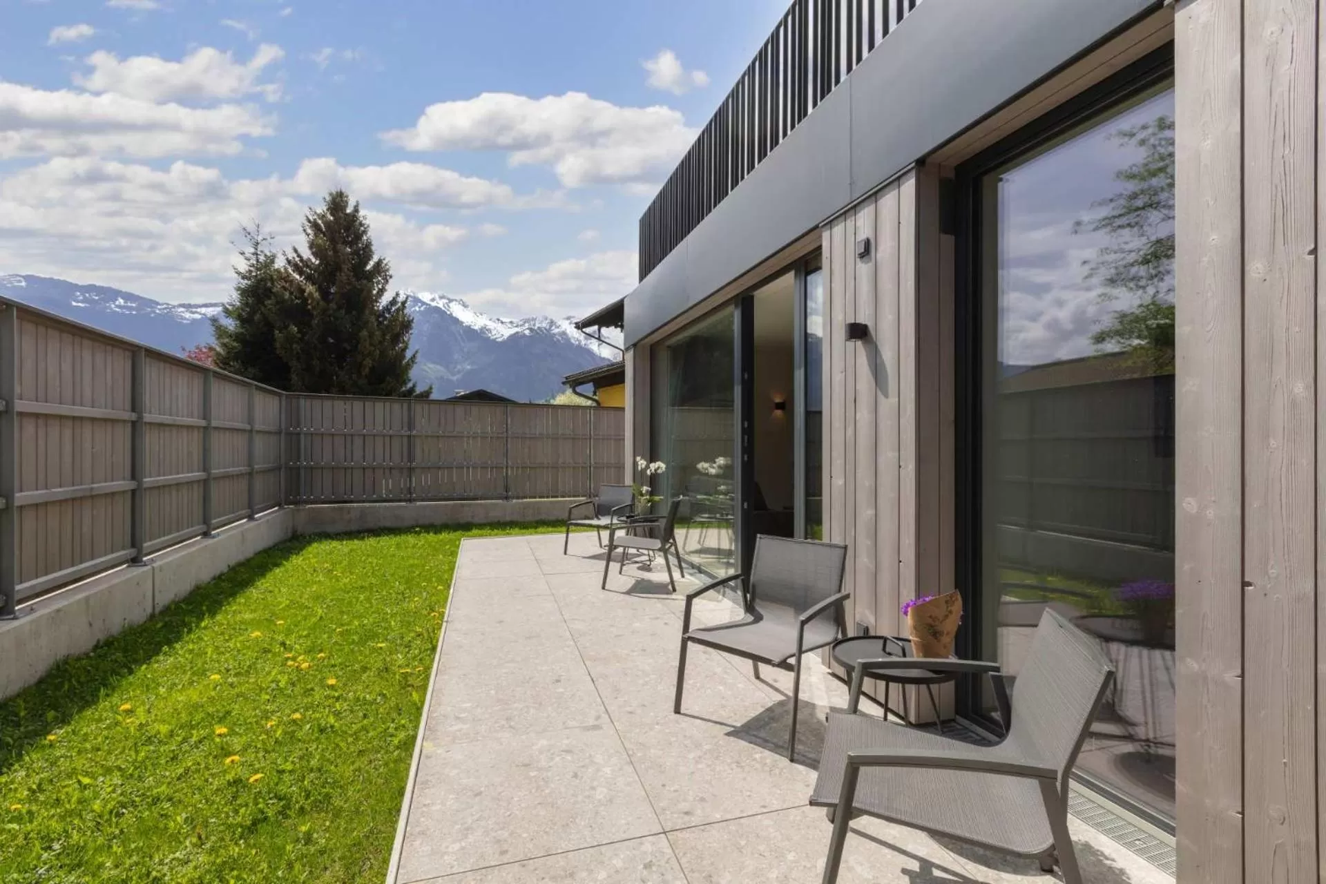 Garden in Emma Deluxe Aparthotel aircondition in summer & ganzjährig beheizter Außenpool direkt beim Skibus