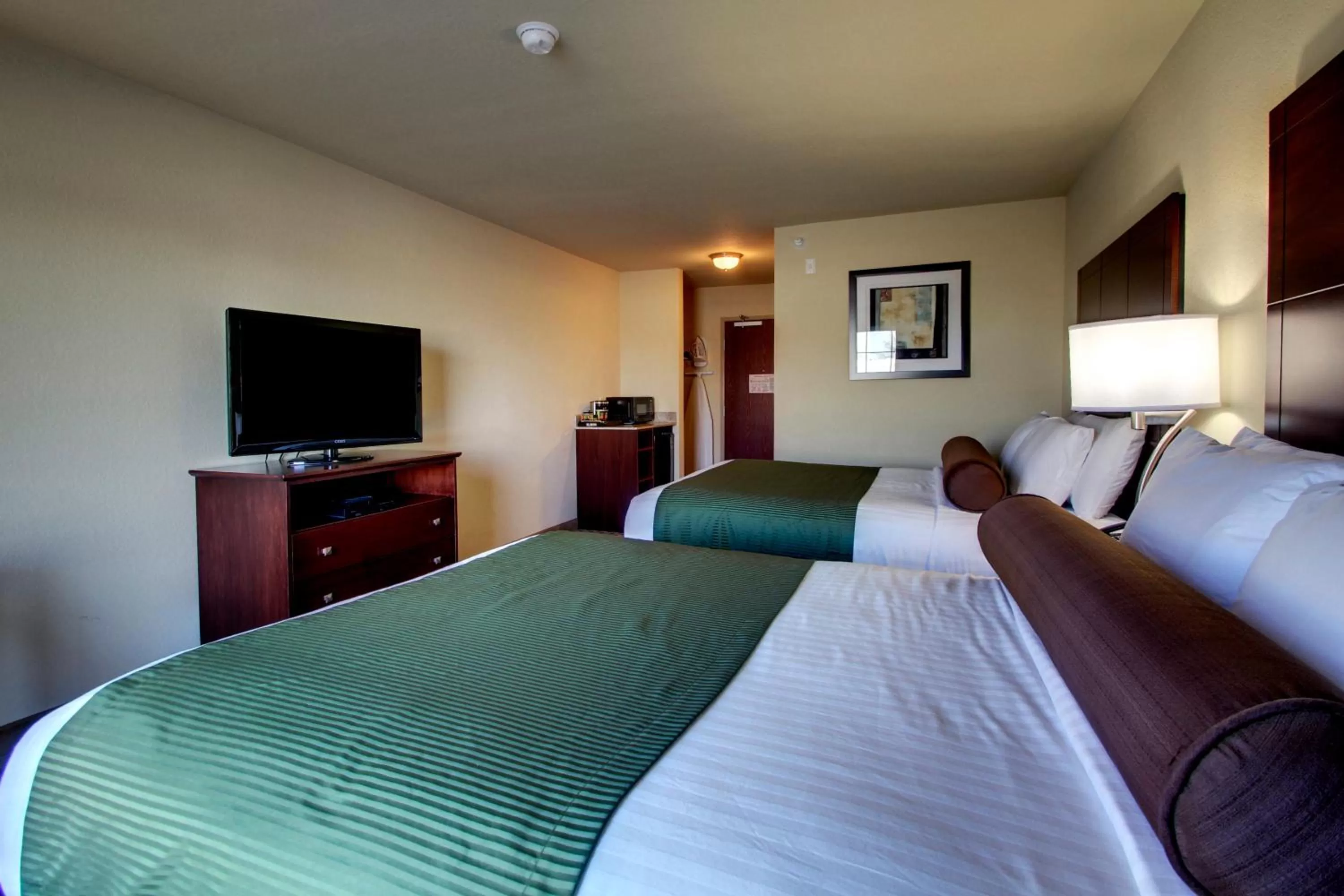 Bed in Cobblestone Inn & Suites - Rugby
