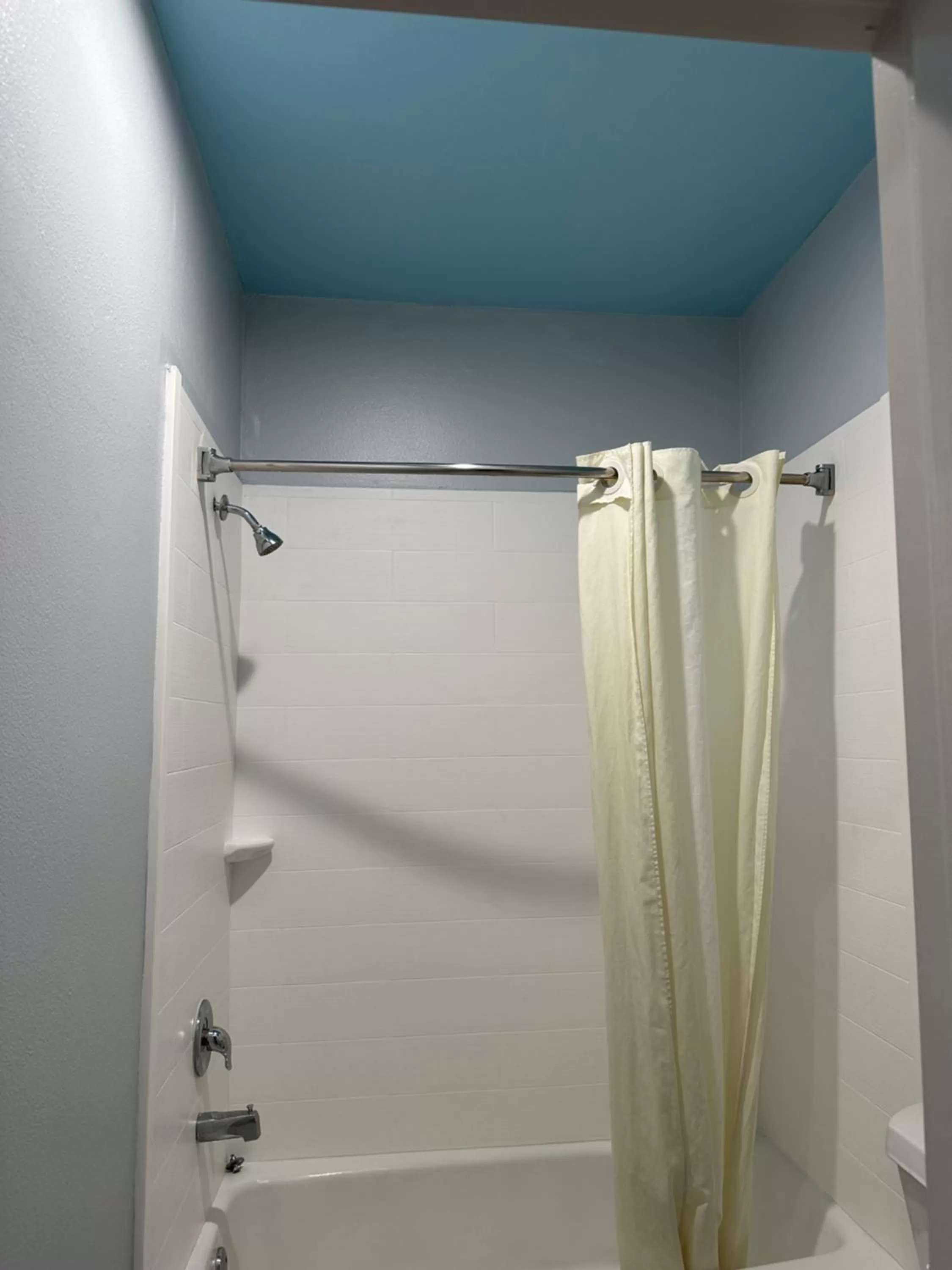 Shower in La Copa Inn Alamo