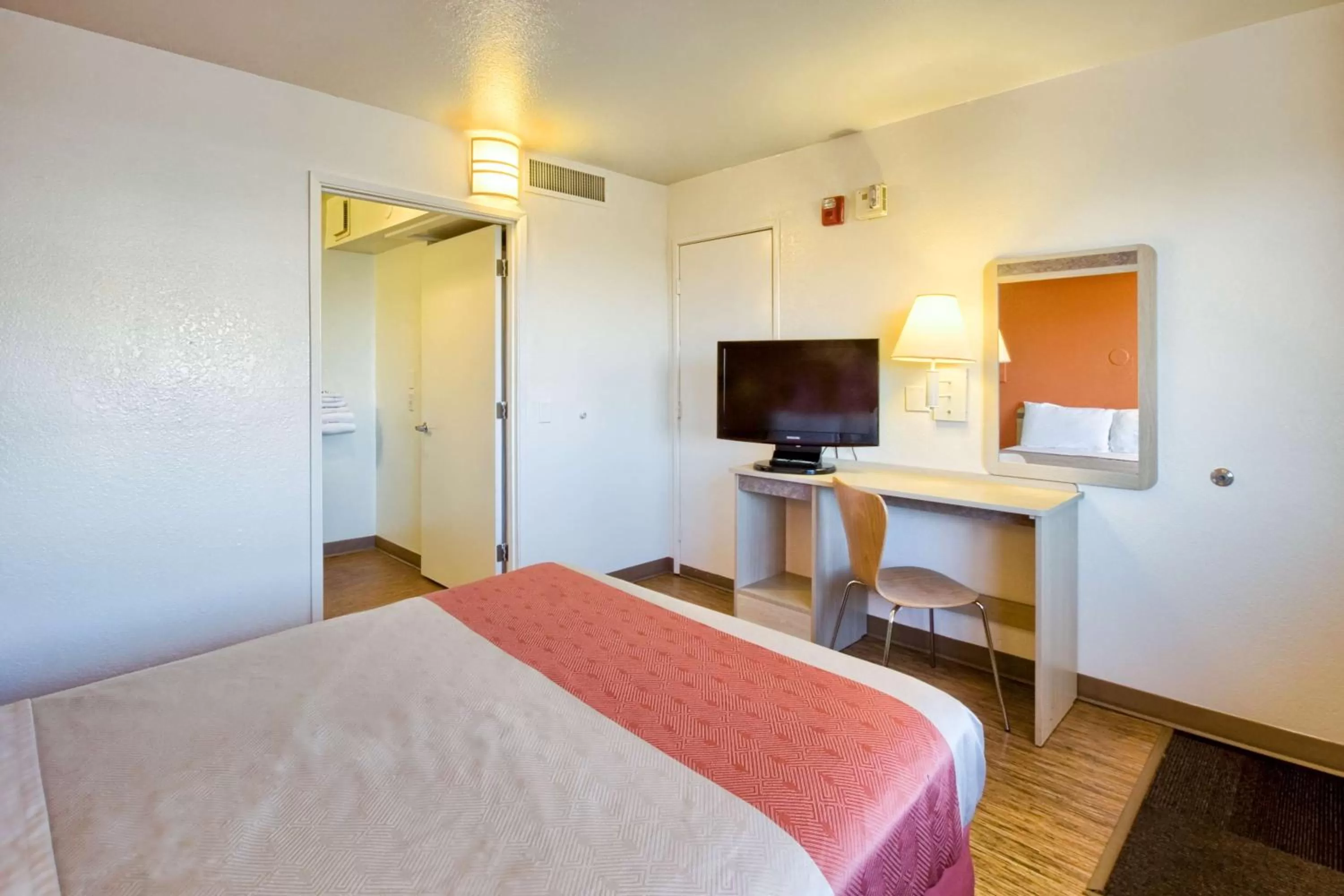 TV and multimedia, Bed in Motel 6-Pendleton, OR