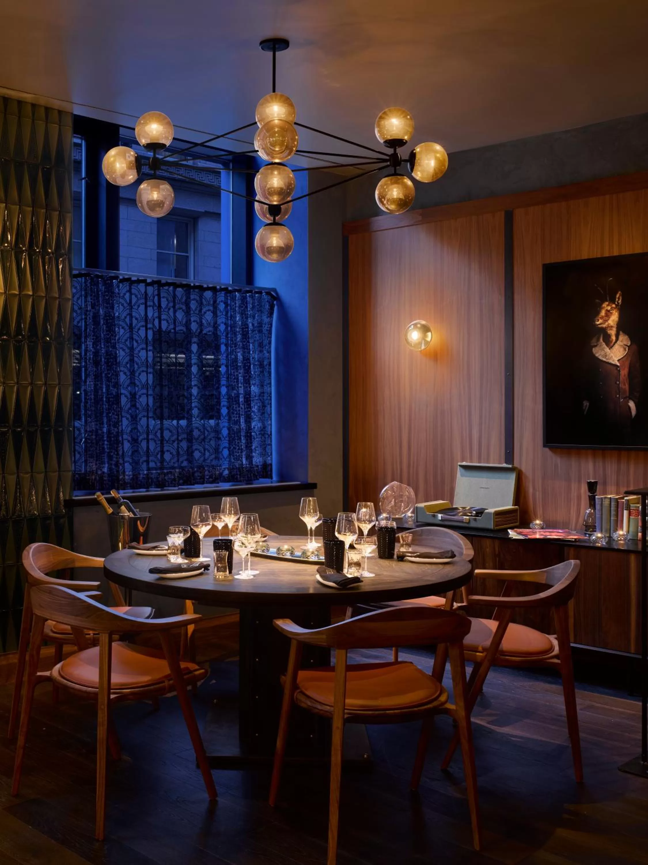 Restaurant/places to eat in Hotel AKA Boston Common