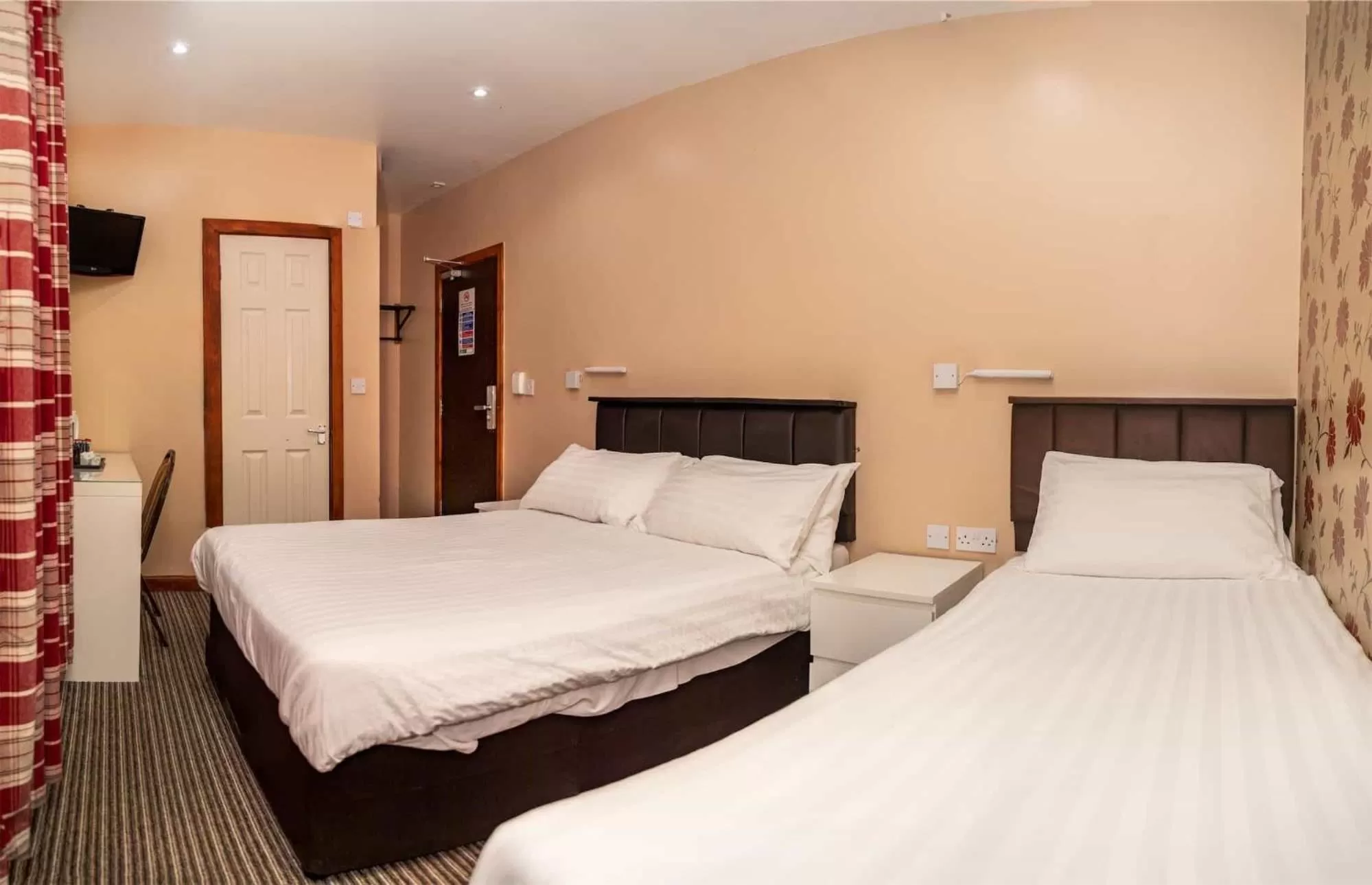 Bedroom, Bed in The Lawton