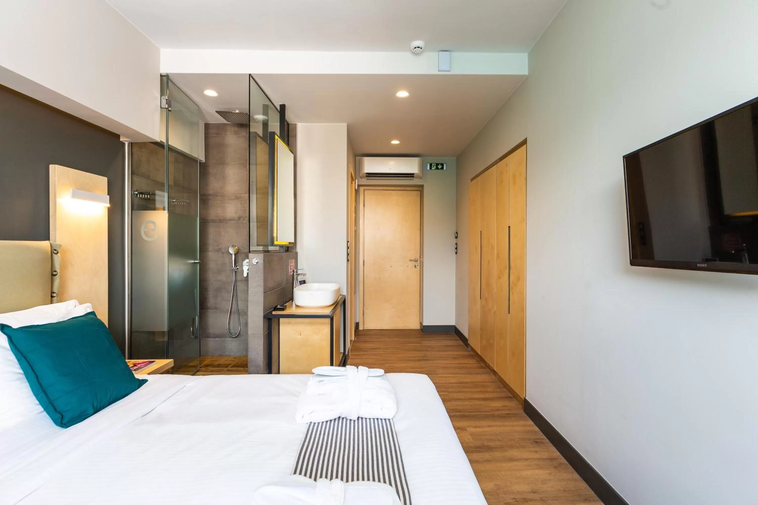 Toilet, Bed in St. Bjur Suites