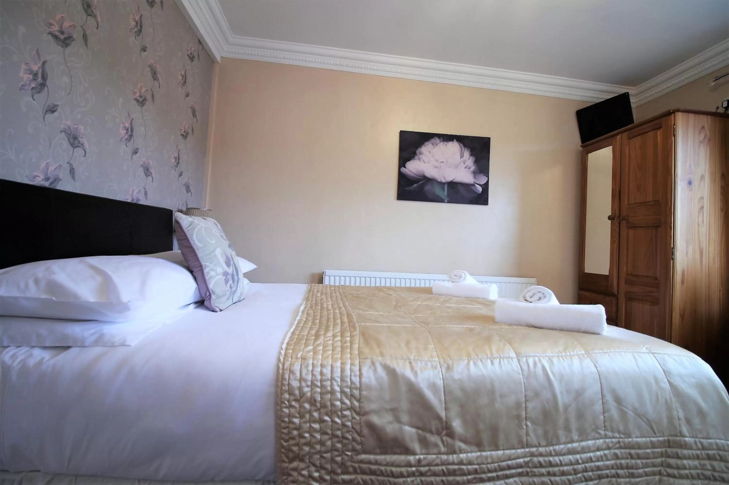 Bed in Fairway Hotel