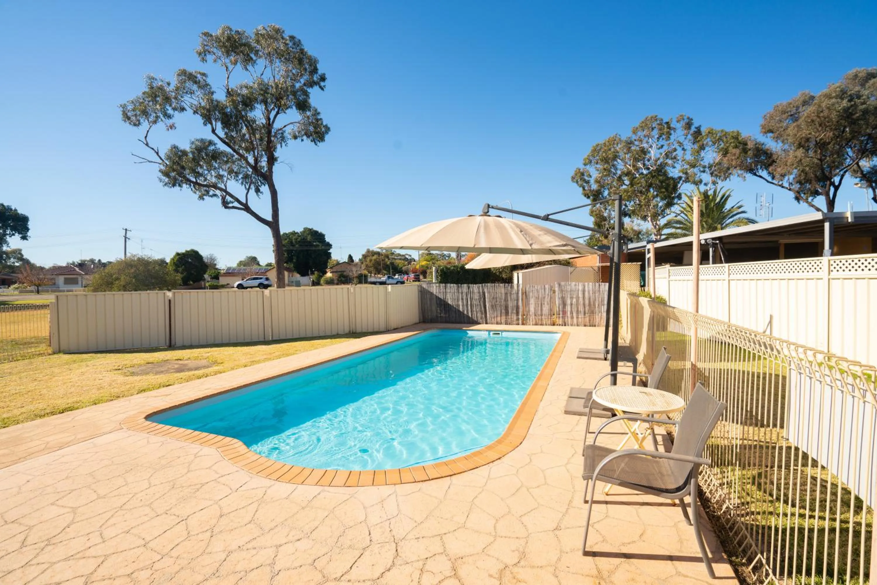 Swimming pool in Parkview Motor Inn