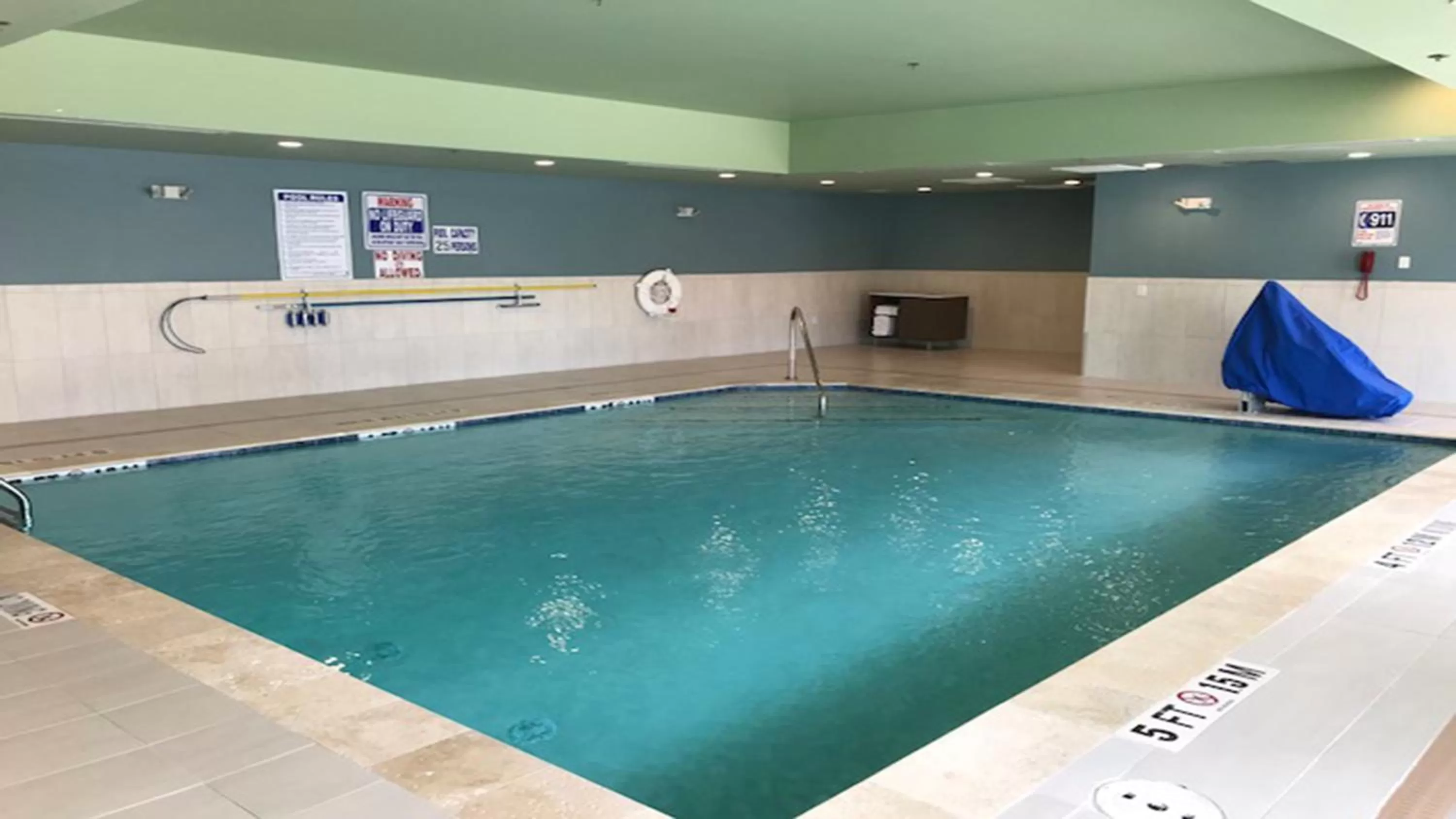 Swimming pool in Holiday Inn Express & Suites Houston Southwest Galleria Area by IHG