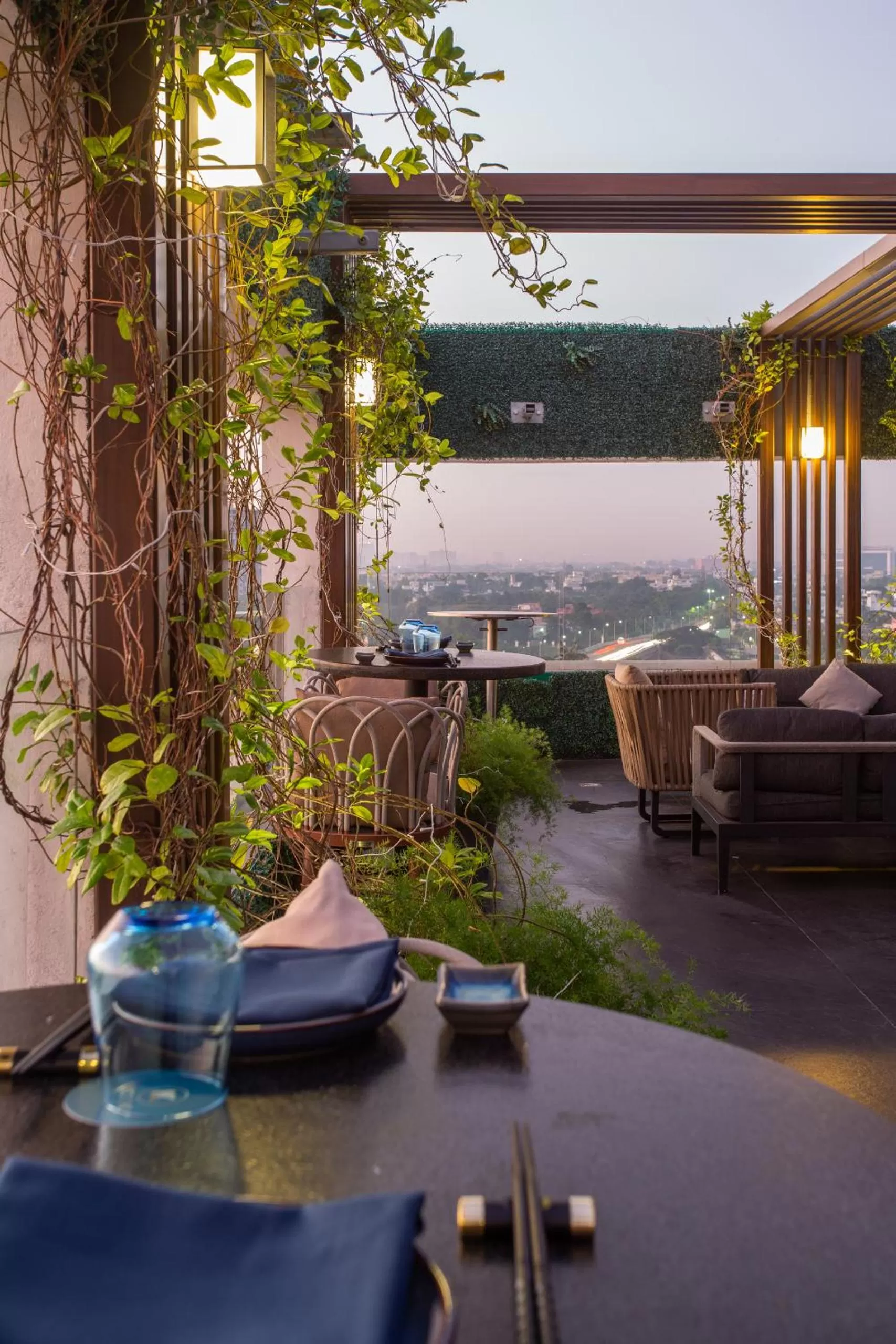 Restaurant/places to eat in Novotel Chennai Chamiers Road