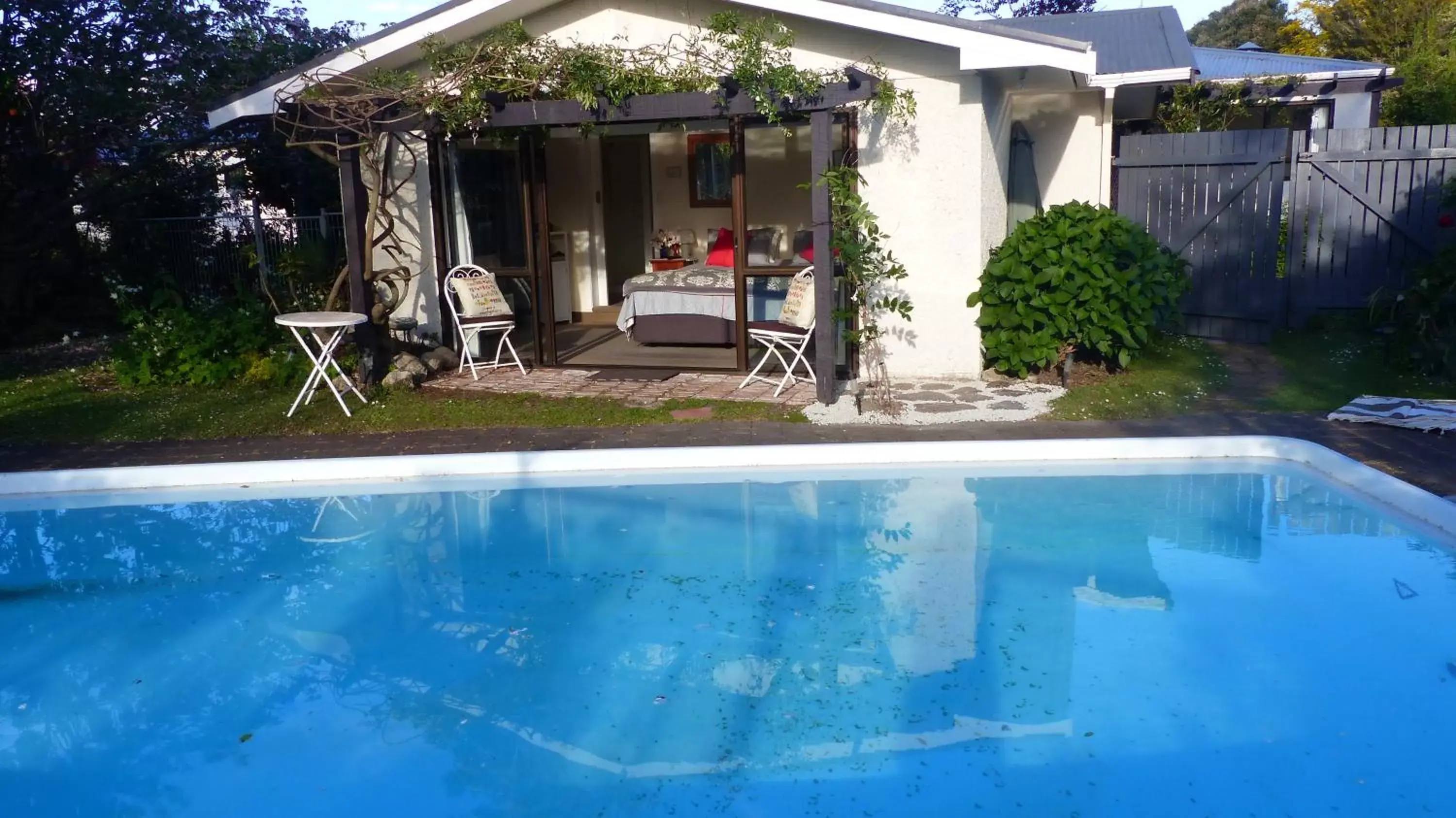 Double or Twin Room with Pool View in Ashcroft Gardens Bed & Breakfast Double or Twin Room with Pool View in Ashcroft Gardens Bed & Breakfast