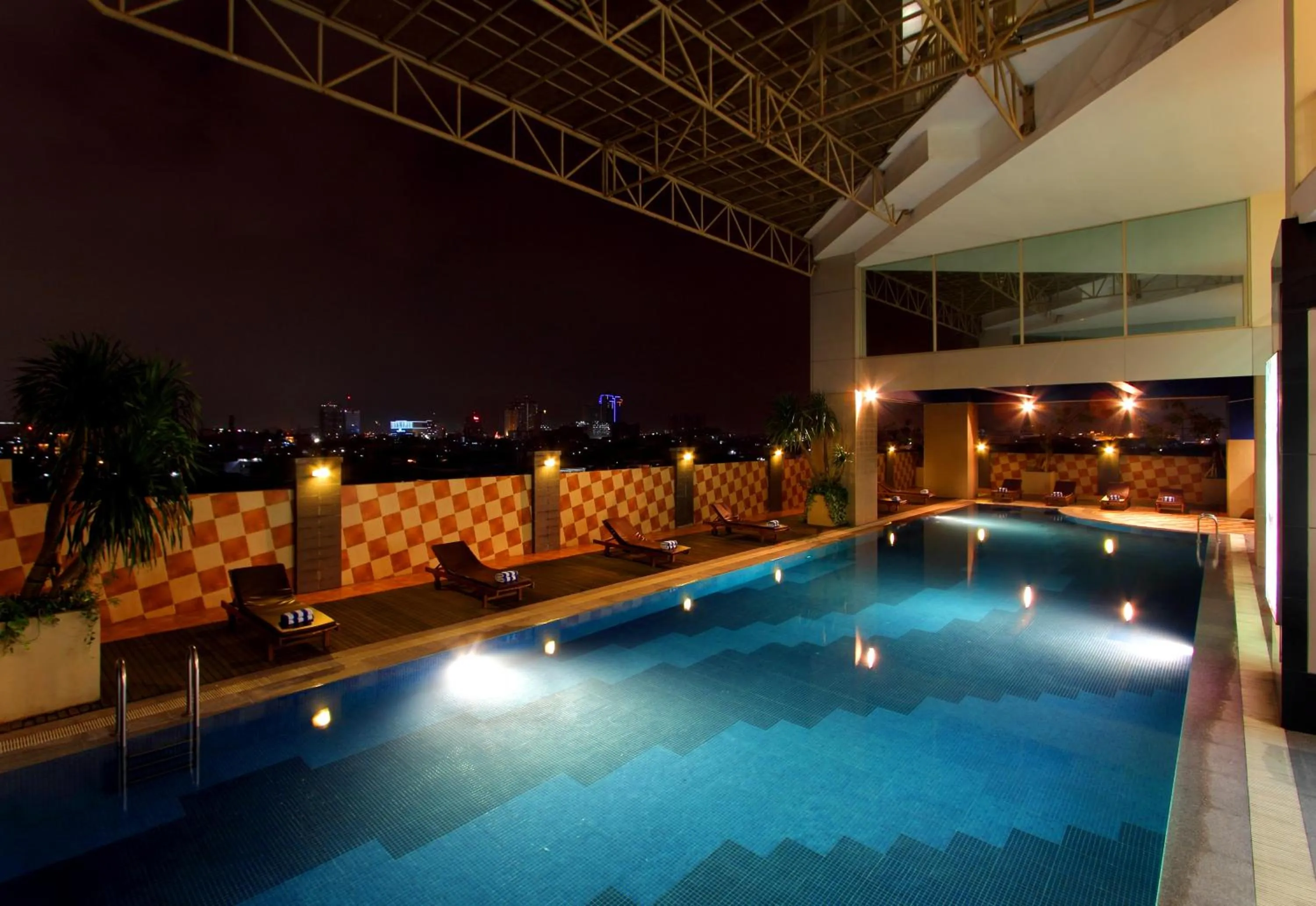 Swimming pool in Best Western Mangga Dua Hotel & Residence