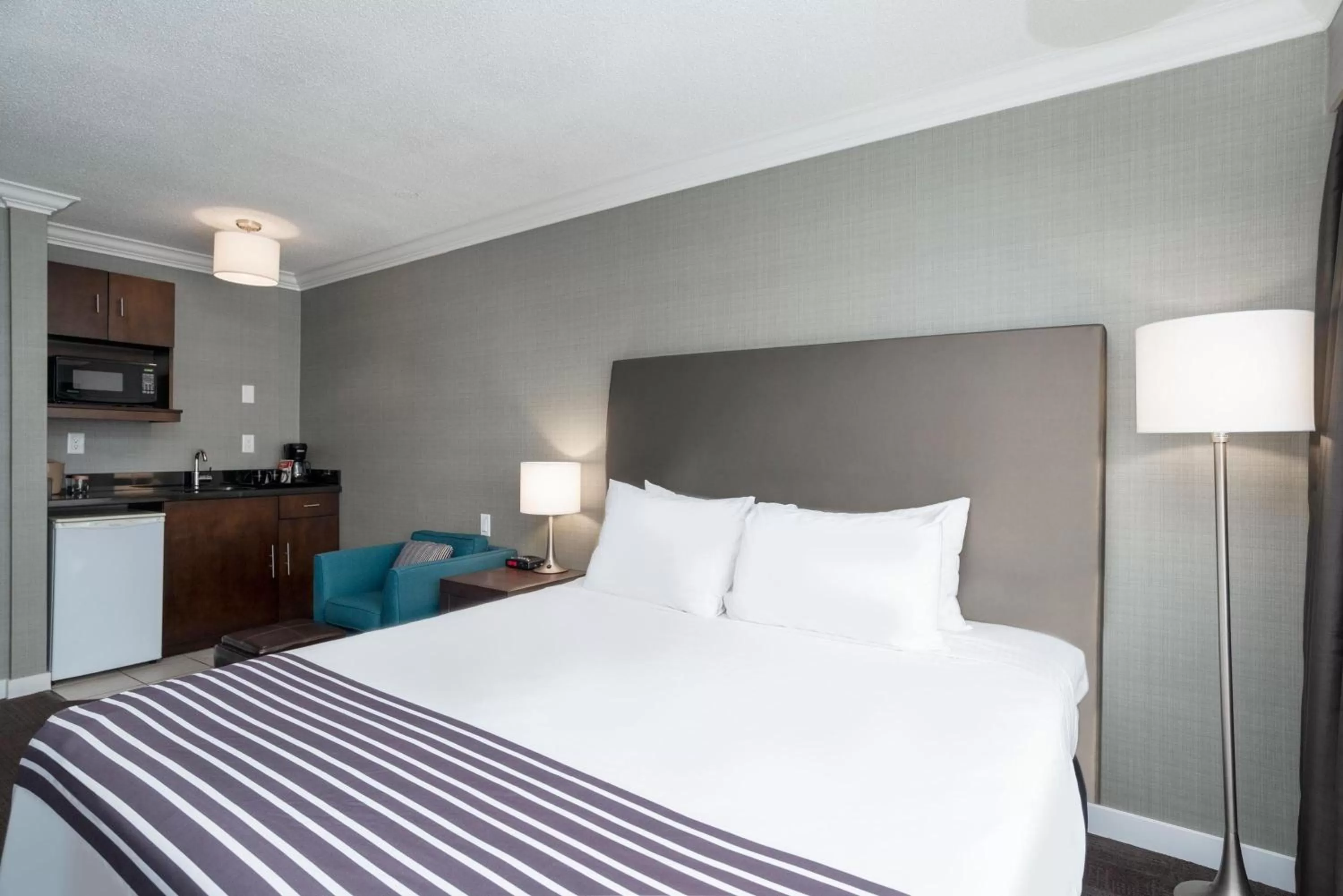 Photo of the whole room, Bed in Sandman Hotel Revelstoke