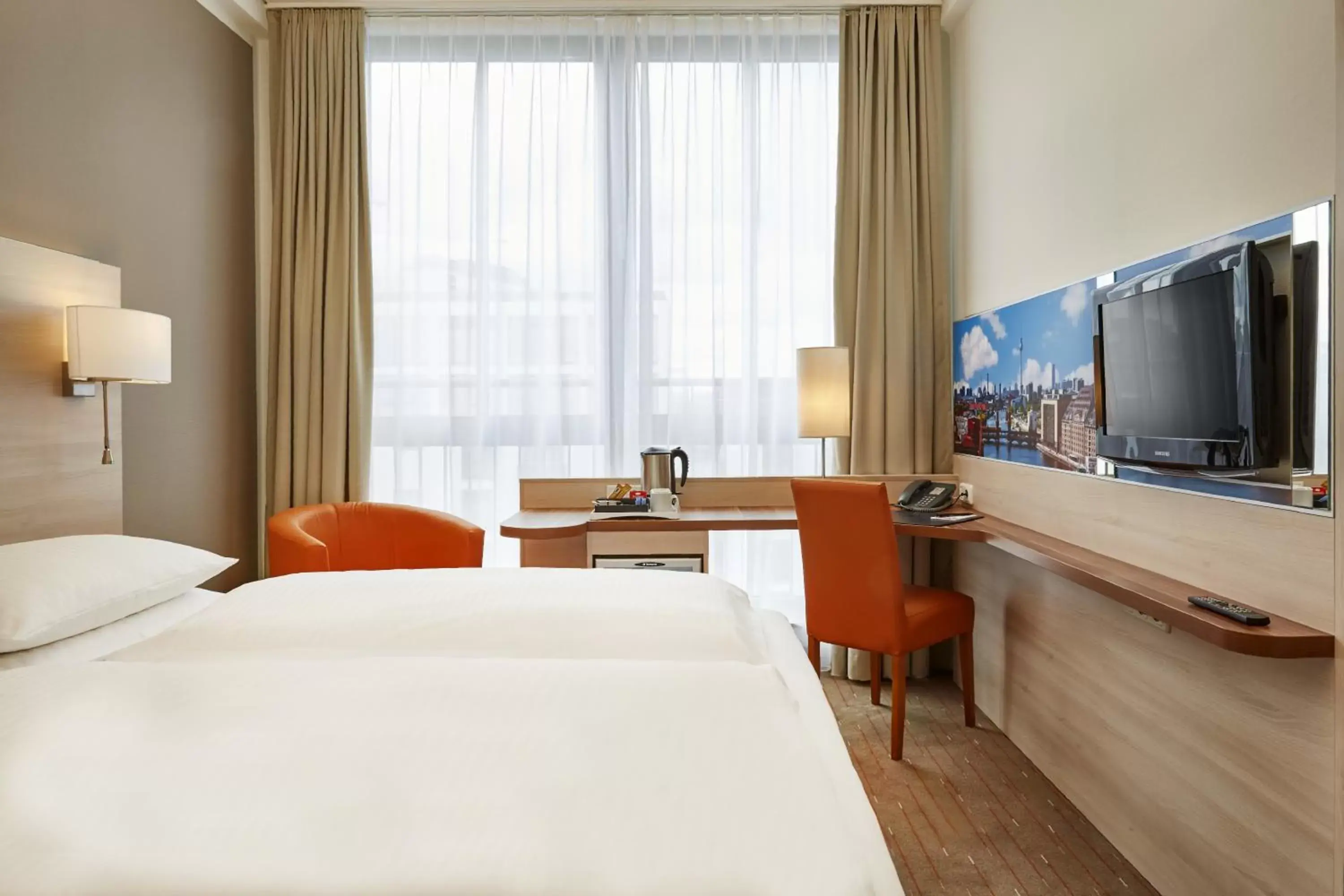 Business Double Room in H+ Hotel Berlin Mitte Business Double Room in H+ Hotel Berlin Mitte