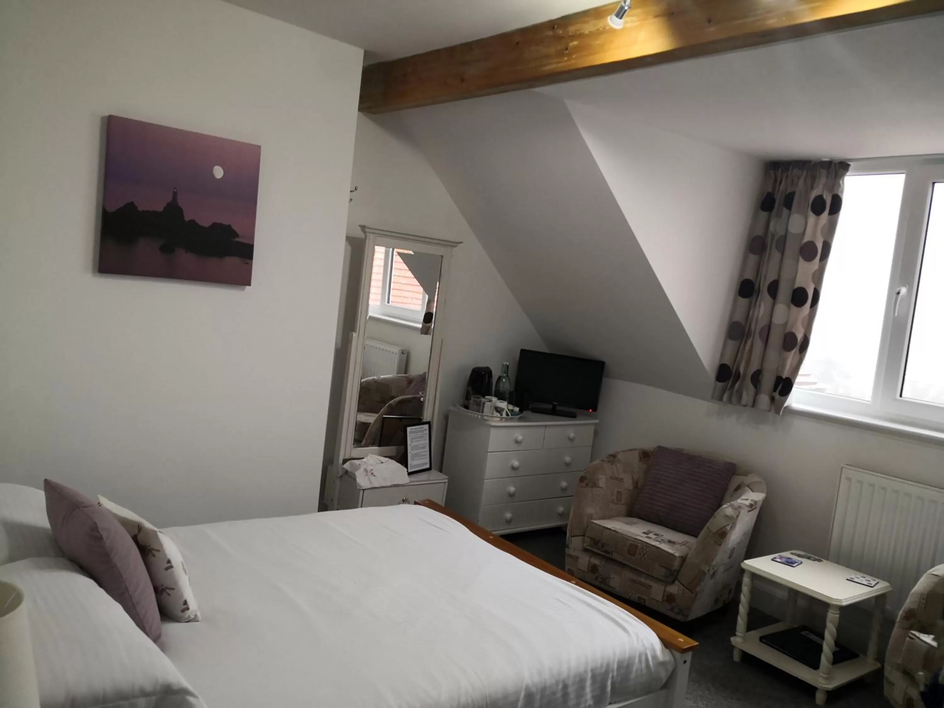 TV and multimedia, TV/Entertainment Center in Sunset Guest House