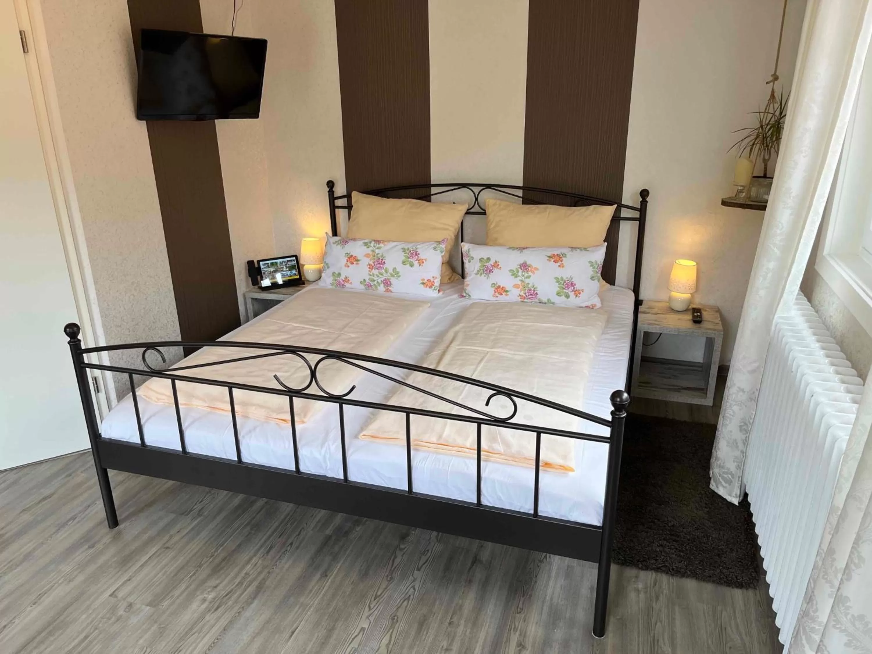 Photo of the whole room, Bed in Gasthaus Breitenbach