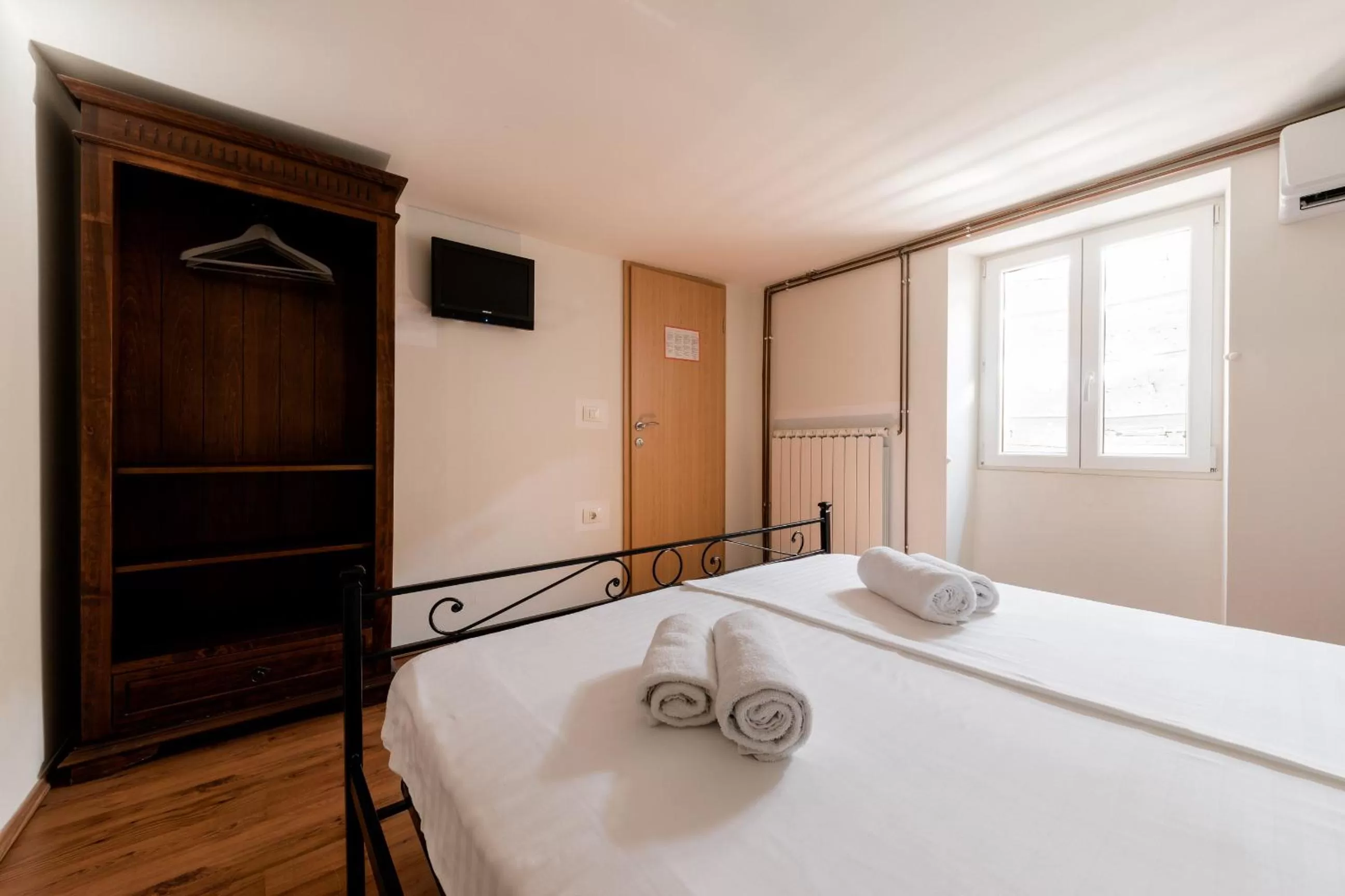 Photo of the whole room, Bed in Miracolo di Mare Retro