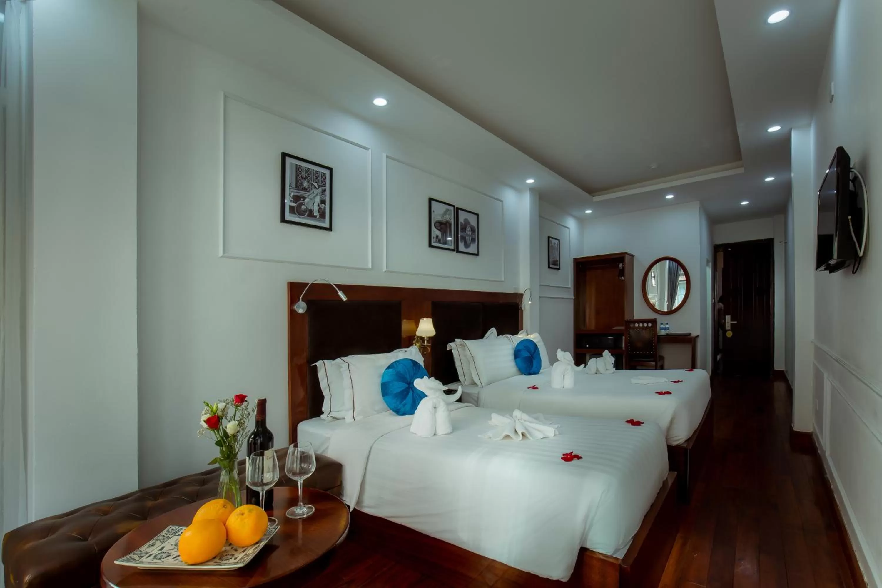 Bedroom, Bed in Antique Angel Hotel