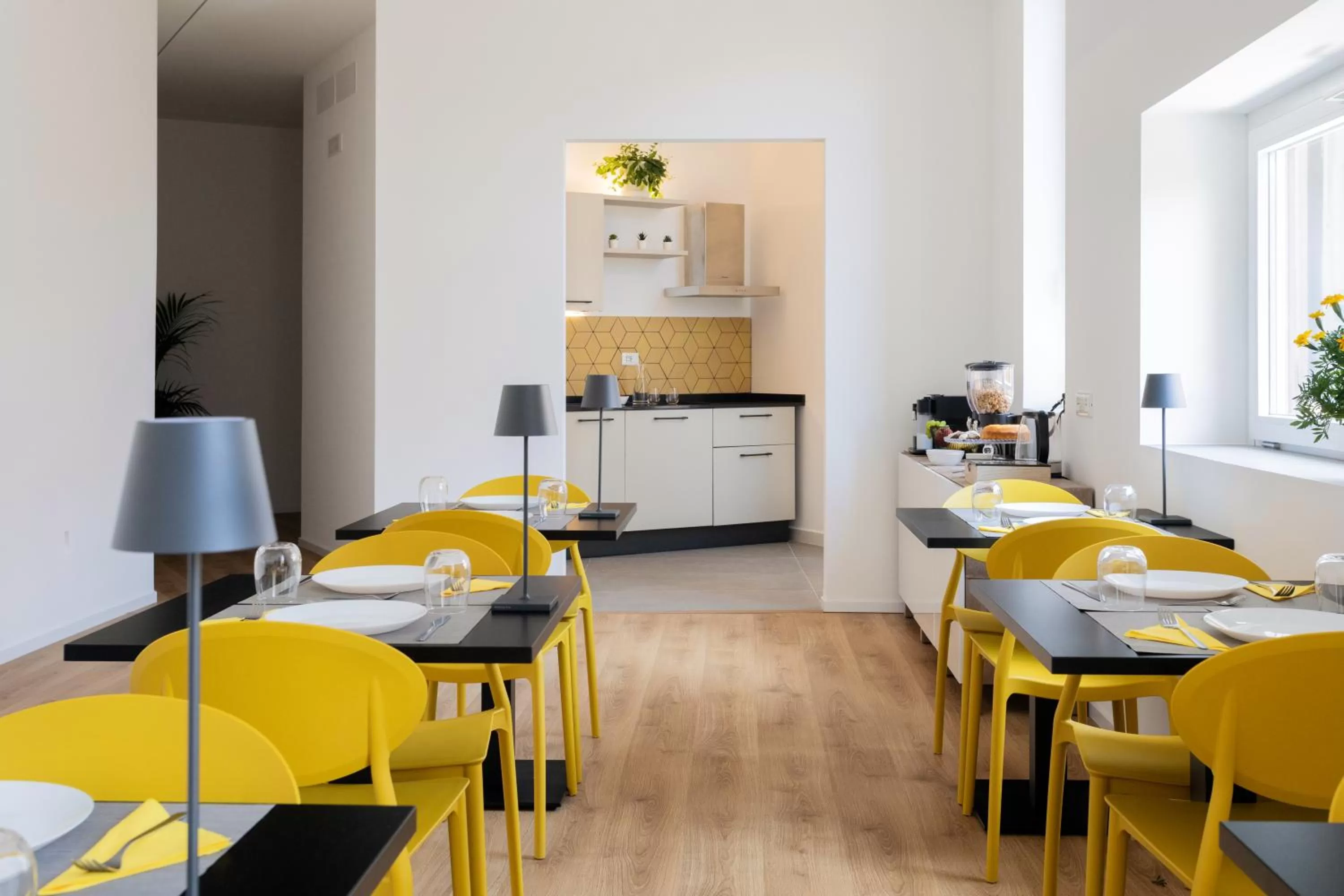 Communal lounge/ TV room, Restaurant/Places to Eat in Mori's b&b